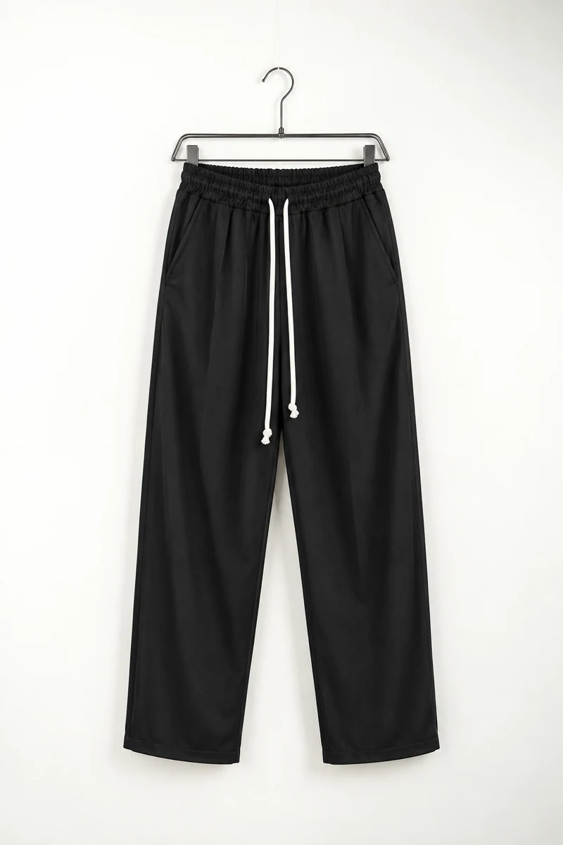 Pantaloni wide leg bărbați negri cu șnur lung — vedere frontală pe umeraș.