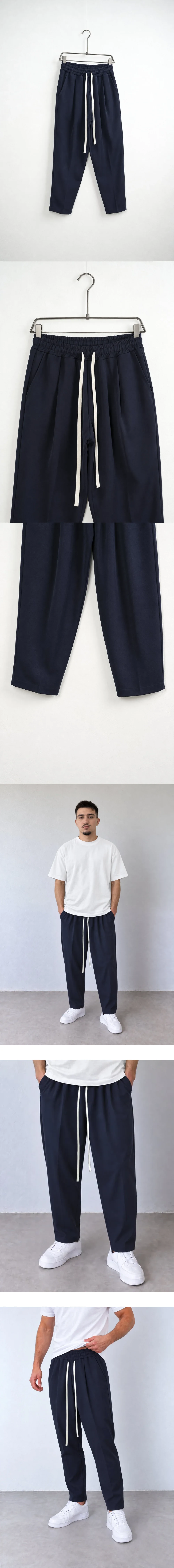 Pantaloni Bărbați Bleumarin Carrot Fit — pantaloni pe umeraș metalic, vedere ușor oblică — cadrul 2 din galeria editorială.