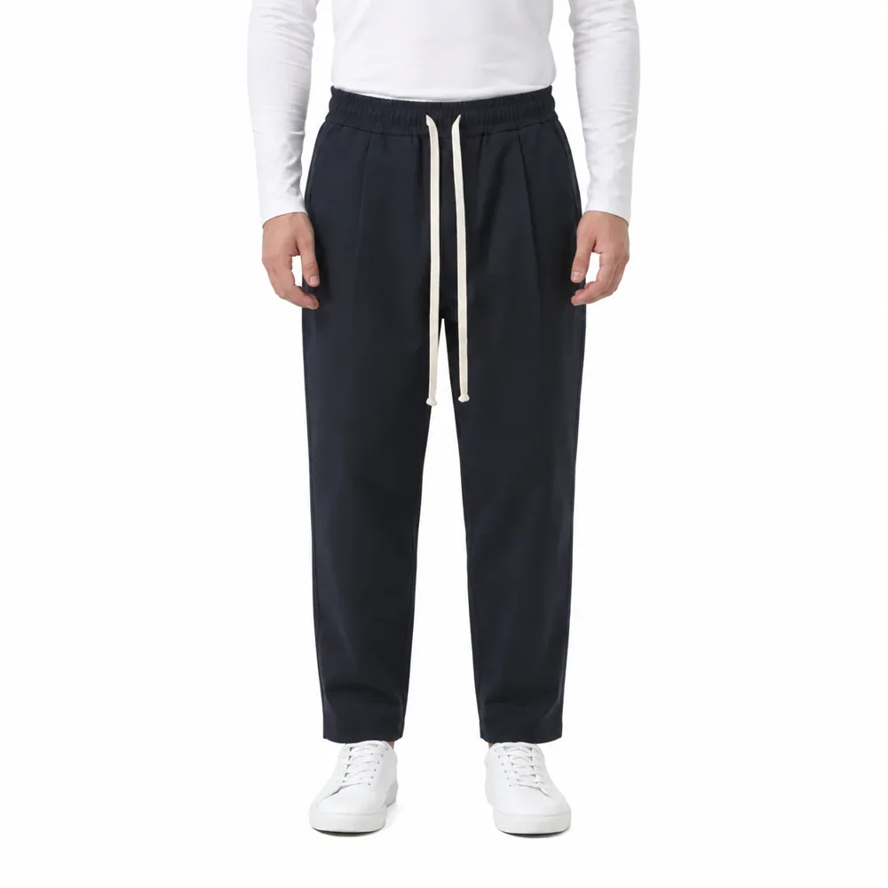 Pantaloni Bărbați Carrot Fit din Bumbac – Bleumarin — pantaloni bleumarin bărbați carrot fit din bumbac, vedere frontală pe model — cadrul 2 din galeria editorială.