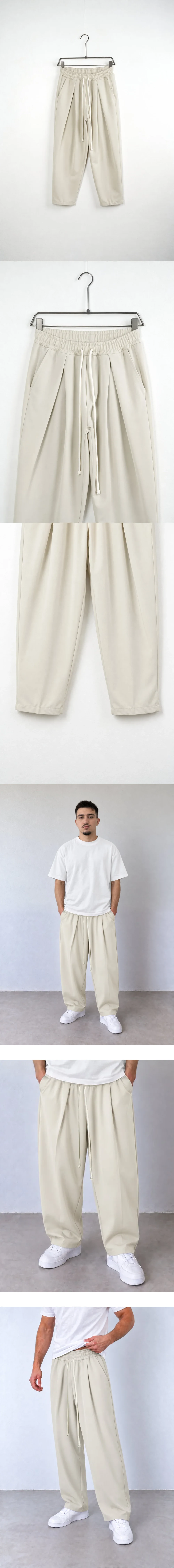 Pantaloni Bărbați Crem cu Pense și Talie Elastică — pantaloni pe umeraș, unghi oblic — cadrul 2 din galeria editorială.