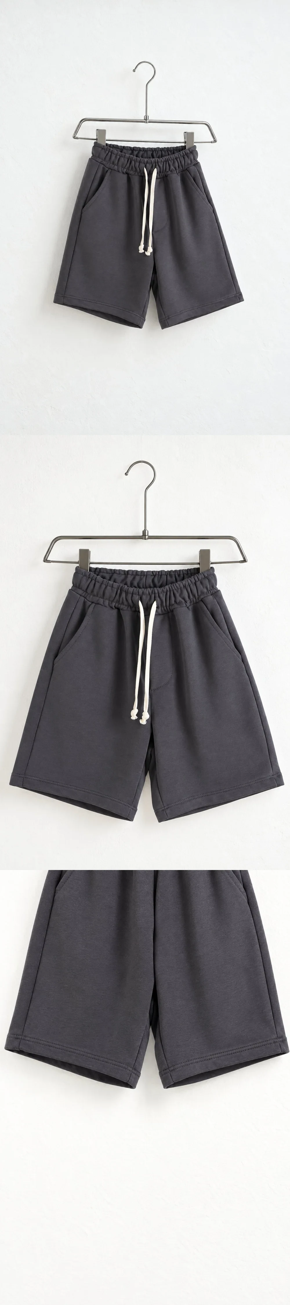Pantaloni Gri Inchis Casual pentru Copii — pantaloni scurți gri închis pentru copii pe umeraș, vedere oblică — cadrul 2 din galeria editorială.