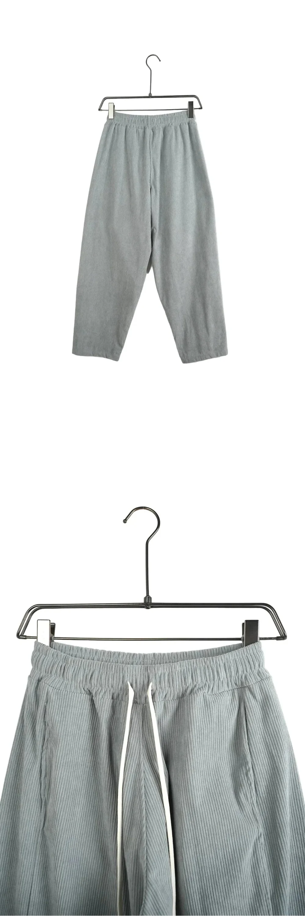 Pantaloni Lungi Largi Bărbați Gri Deschis cu Dungi și Șnur Lung — model de pantaloni cu șiret lung bărbați, culoare gri deschis, design wide leg cu dungi verticale, ideal pentru outfituri de — cadrul 2 din galeria editorială.