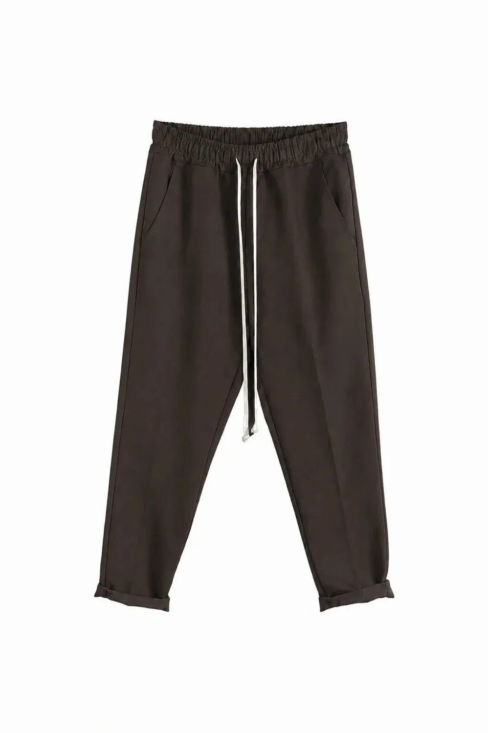 Pantaloni Lungi Slim Bărbați Casual Maro cu Șnur — detaliu talie și șnur ajustabil la pantalonii slim maro pentru bărbați — cadrul 2 din galeria editorială.