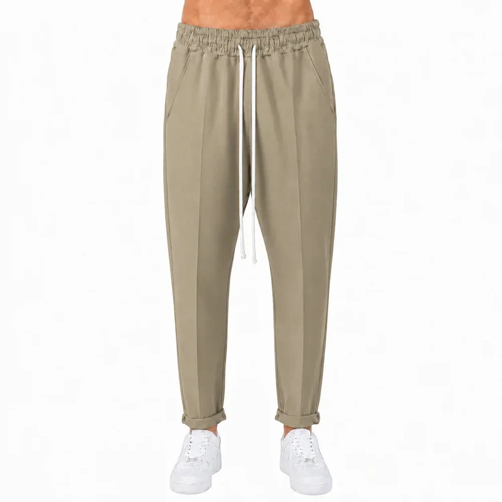 Pantaloni Lungi Slim Bărbați Casual Maro Deschis cu Șnur — pantaloni lungi slim maro deschis pentru bărbați, vedere din față cu șnur — cadrul 2 din galeria editorială.