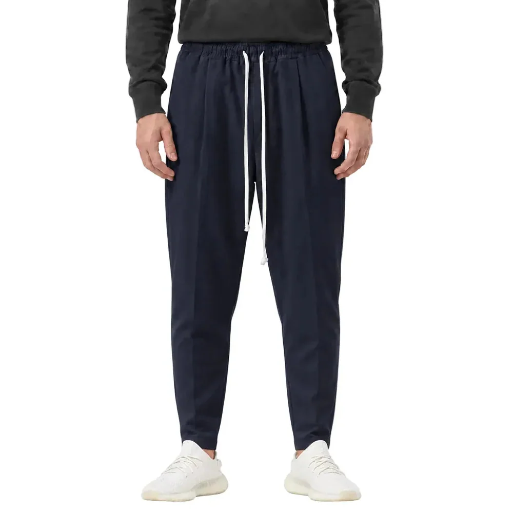 Pantaloni Lungi Ușor Slim Bărbați Bleumarin cu Șnur Lung și Buzunar la Spate — pantaloni bleumarin pentru bărbați, croială ușor slim, purtați din față cu șnur alb — cadrul 2 din galeria editorială.