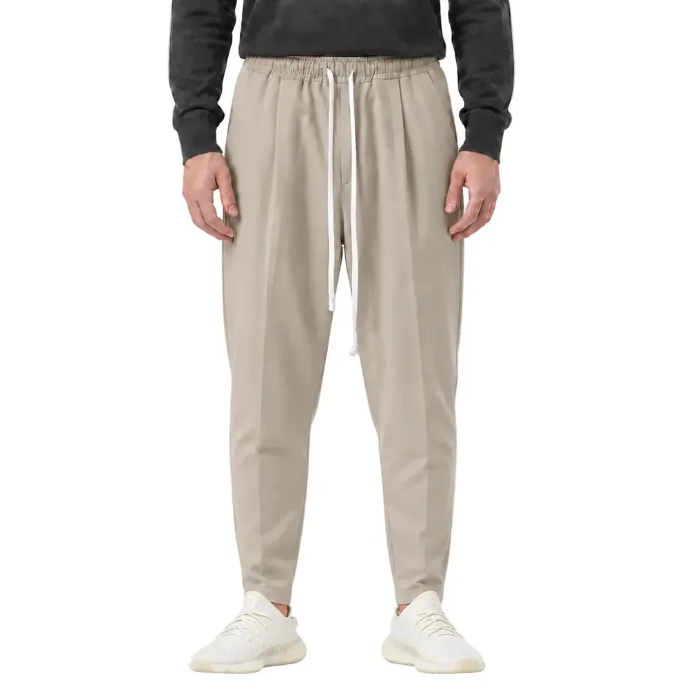 Pantaloni Lungi Ușor Slim Bărbați Camel cu Șnur Lung și Buzunar la Spate — pantaloni camel pentru bărbați, carrot fit ușor slim, purtați din față cu șnur lung — cadrul 2 din galeria editorială.