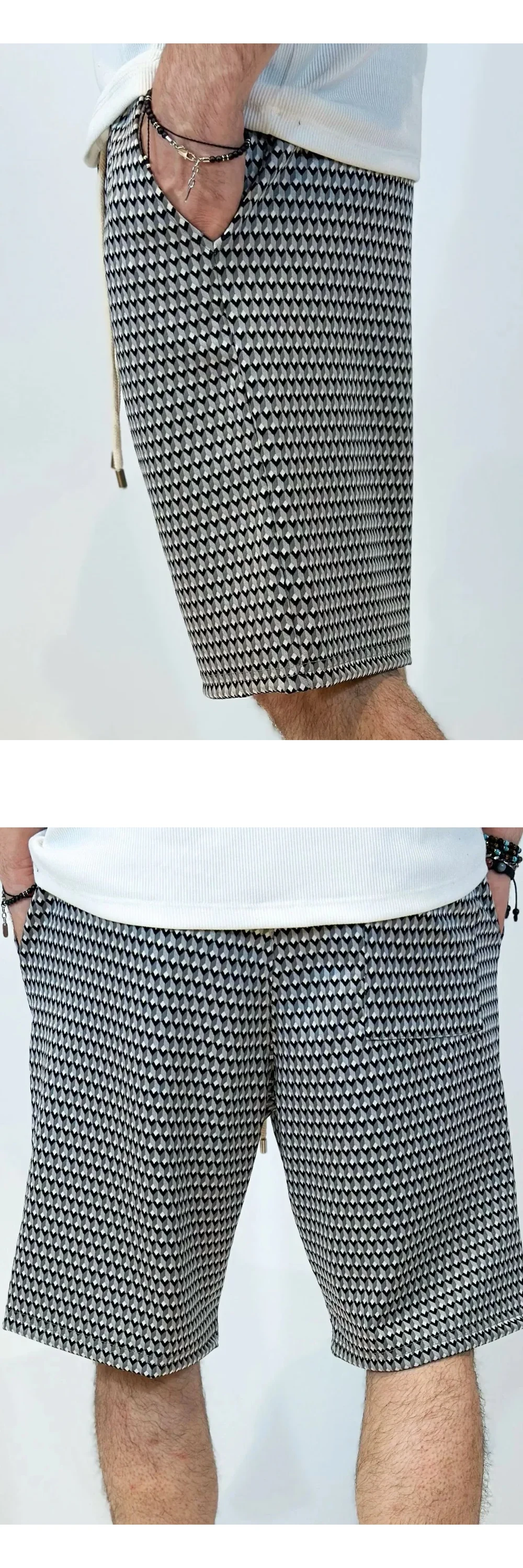 Pantaloni Scurti Barbati Gri cu Imprimeu — model de pantaloni cu șiret lung bărbați, culoare gri cu model romburi, croială confortabilă de vară, stil streetwear — cadrul 2 din galeria editorială.