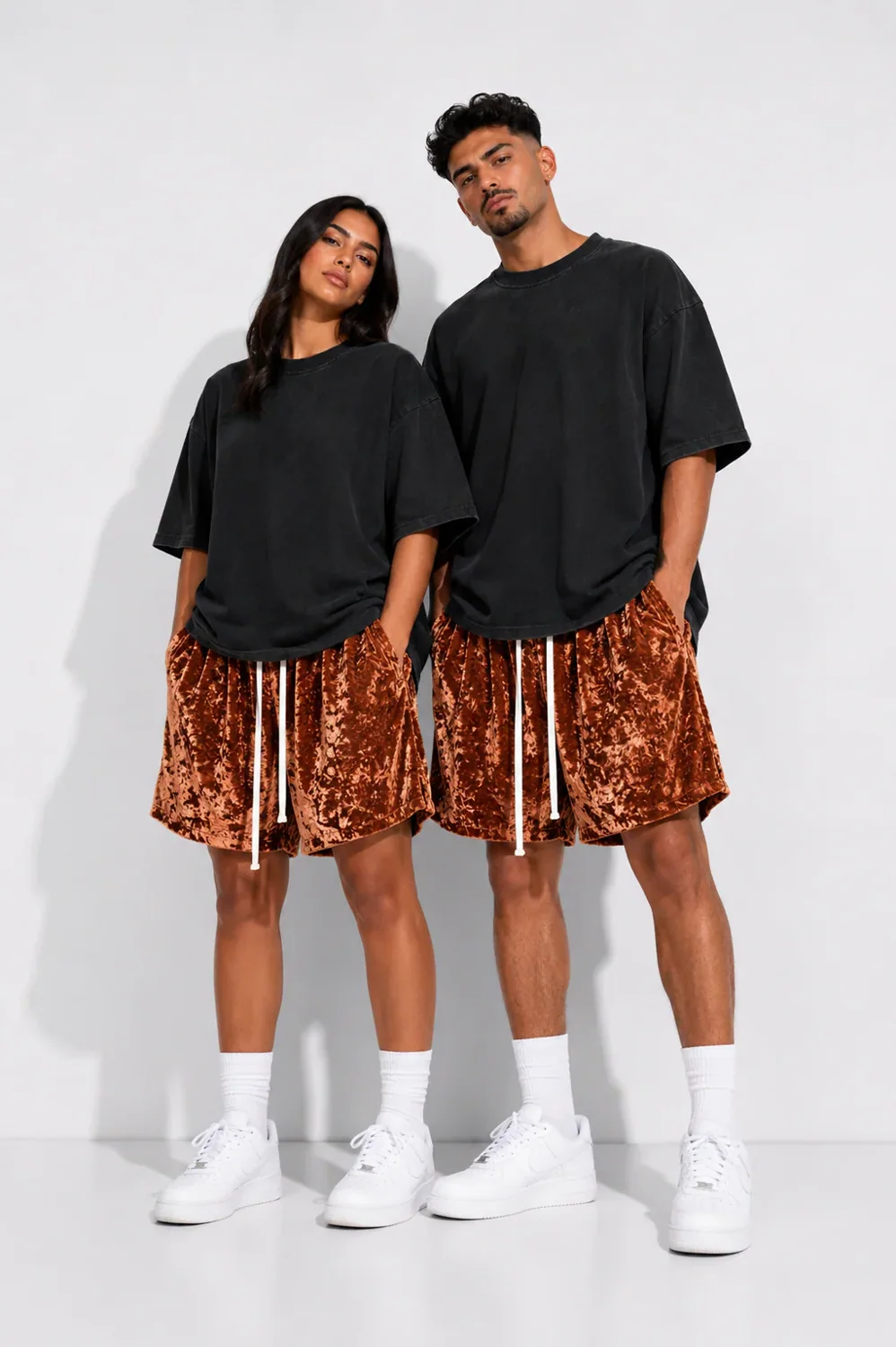 Pantaloni Scurți Catifea Maro Oversized — pantaloni scurți oversized din catifea maro cu design casual premium și talie elastică — cadrul 2 din galeria editorială.
