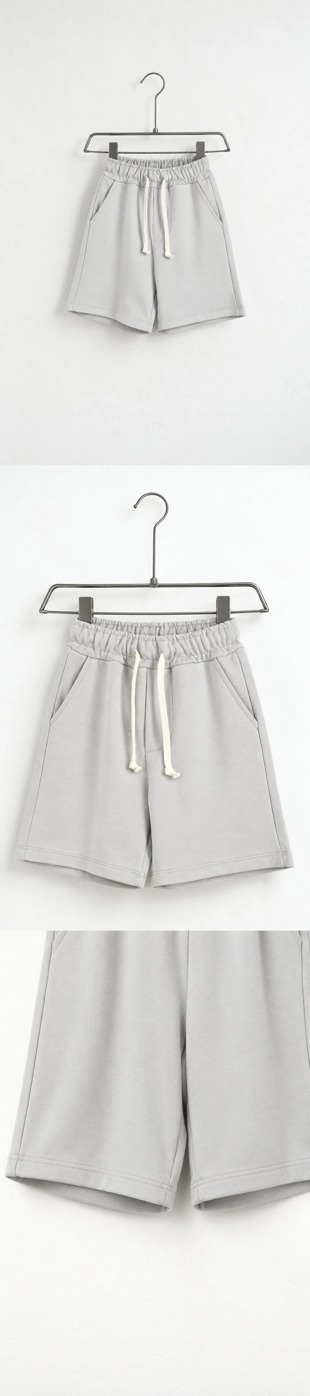 Pantaloni scurti Copii gri deschis casual talie ajustabila, material usor — pantaloni scurți gri deschis pentru copii pe umeraș, vedere oblică — cadrul 2 din galeria editorială.