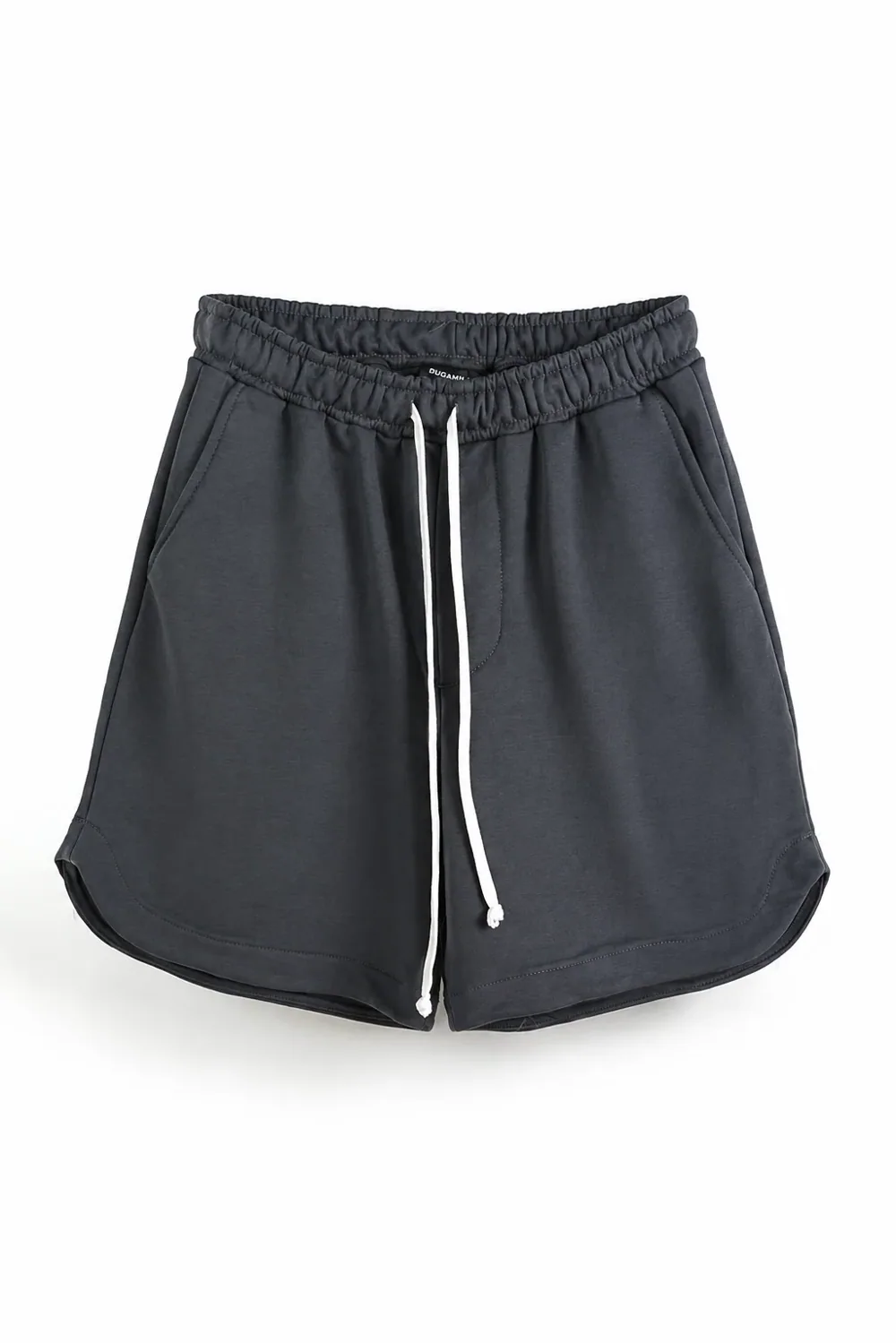 Pantaloni Scurti Sport Gri Închis cu Șnur Lung și Despicătură Laterală — pantaloni sport gri deschis cu șnur lung în talie, având o despicătură laterală cusută la baza piciorului, confecționați dint — cadrul 2 din galeria editorială.