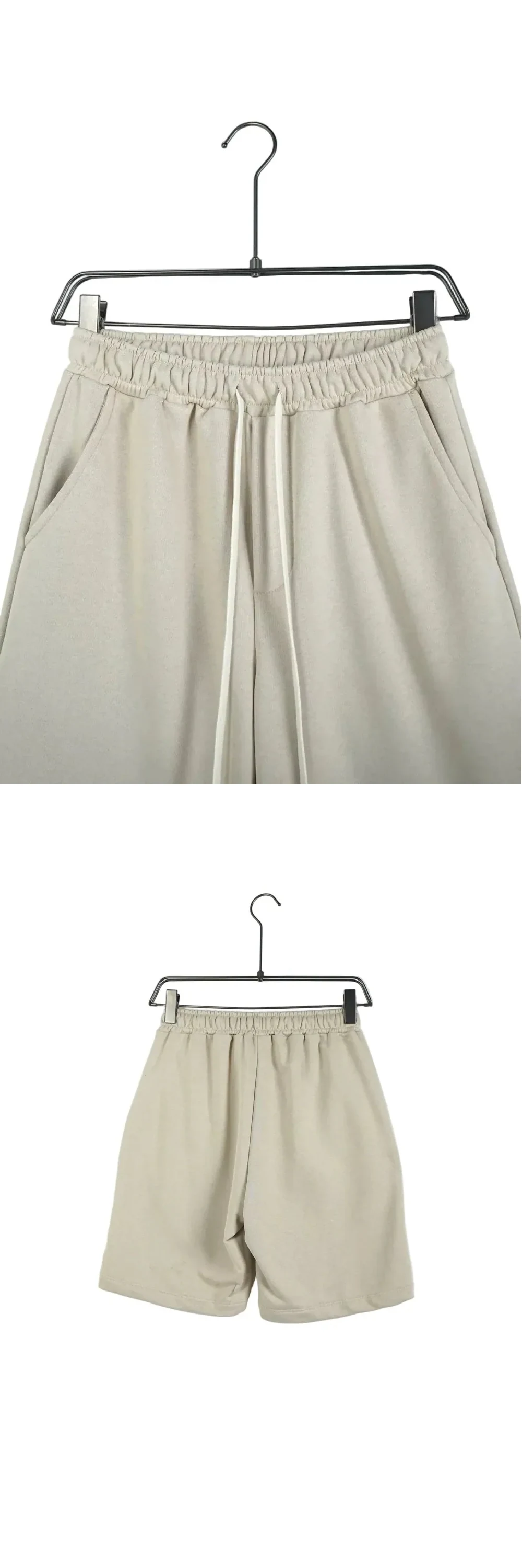 Pantaloni Scurți Unisex din Bumbac Crem — pantaloni scurți unisex crem, stil streetwear din bumbac accesorizat cu șiret lung tip șnur, trend neutru — cadrul 2 din galeria editorială.