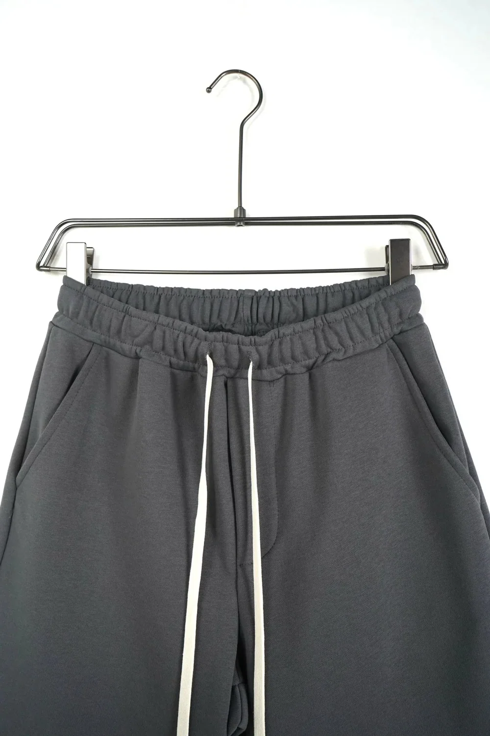 Pantaloni Scurți Unisex din Bumbac Gri Inchis — pantaloni Scurți Unisex din Bumbac Gri Inchis - produs fashion bărbați Atelier AXD — cadrul 2 din galeria editorială.