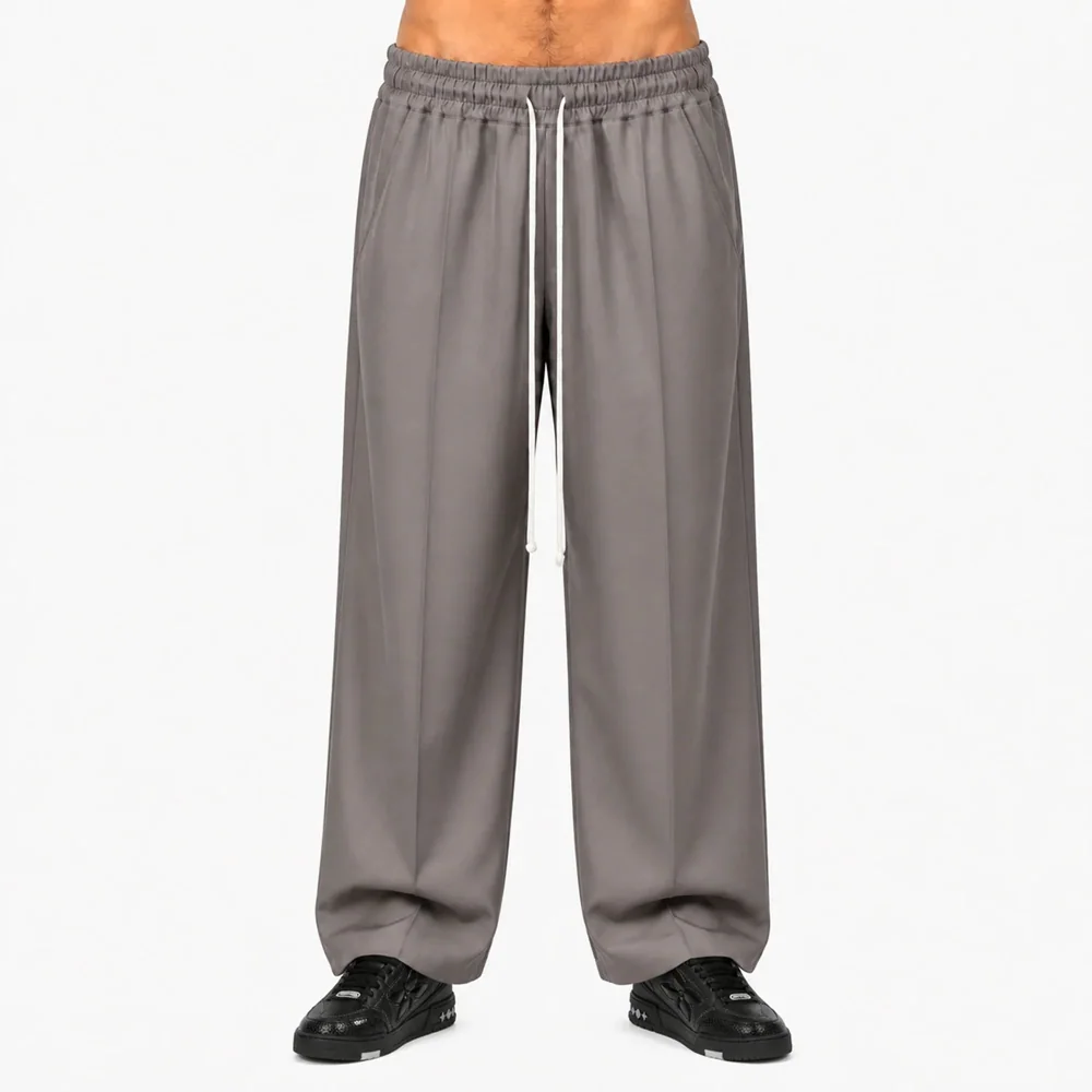 Pantaloni Wide Leg Bărbați Grej cu Șnur Lung — pantaloni wide leg bărbați grej, purtați de model, vedere frontală — cadrul 2 din galeria editorială.