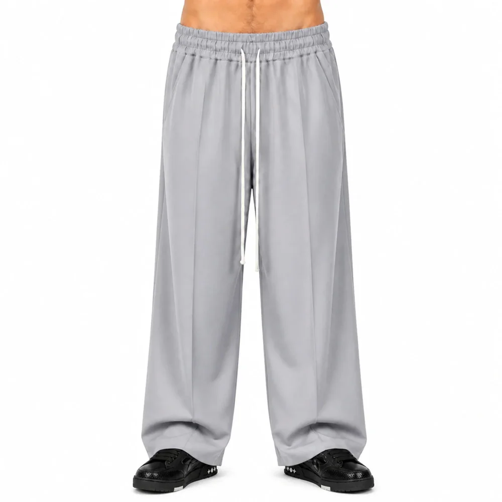 Pantaloni Wide Leg Bărbați Gri Deschis cu Șnur Lung — pantaloni wide leg bărbați gri deschis, purtați de model, vedere frontală — cadrul 2 din galeria editorială.