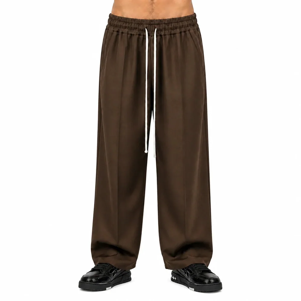 Pantaloni Wide Leg Bărbați Maro Închis cu Șnur Lung — pantaloni wide leg bărbați maro închis, purtați de model, vedere frontală — cadrul 2 din galeria editorială.