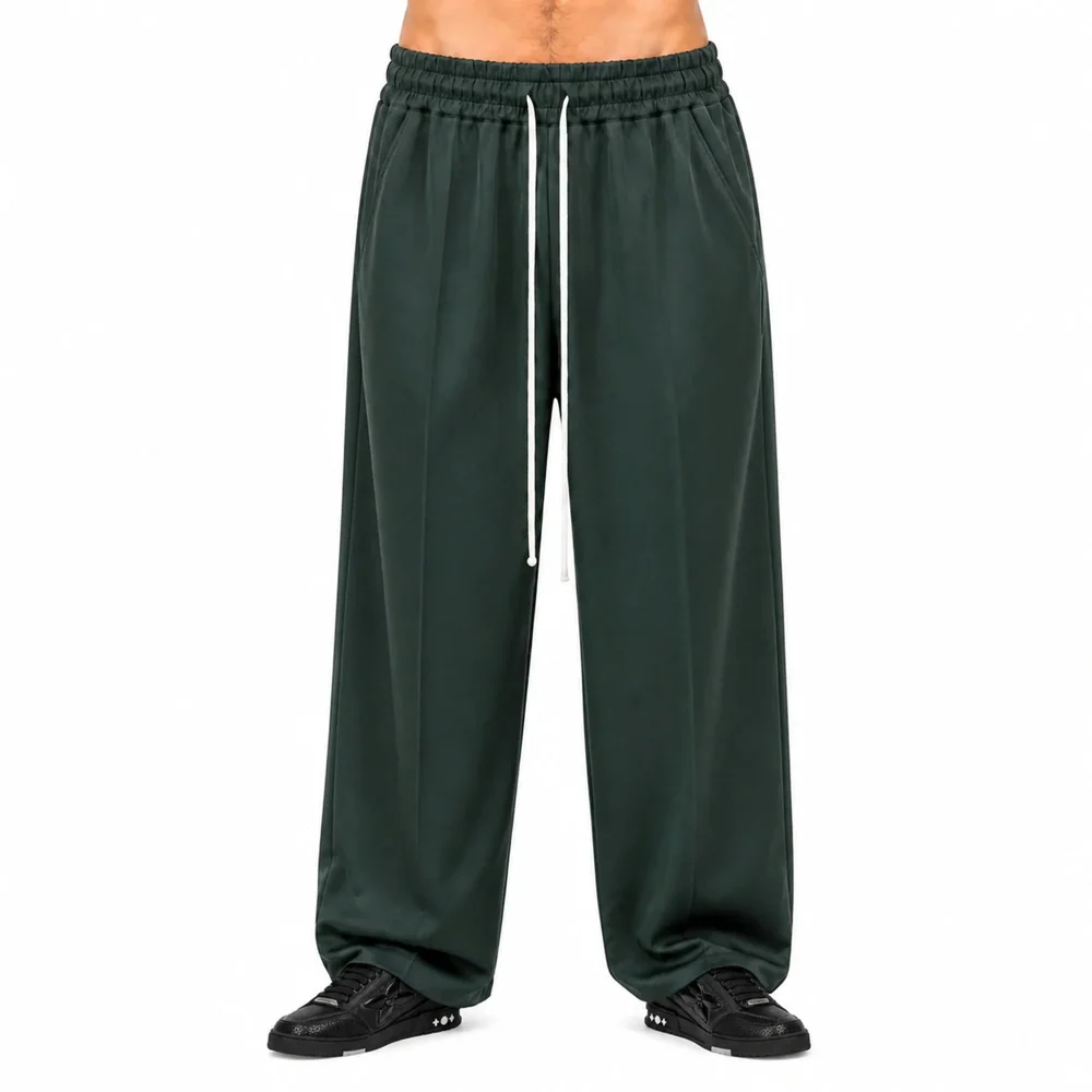 Pantaloni Wide Leg Bărbați Verde Militar cu Șnur Lung — pantaloni wide leg bărbați verde militar, purtați de model, vedere frontală — cadrul 2 din galeria editorială.