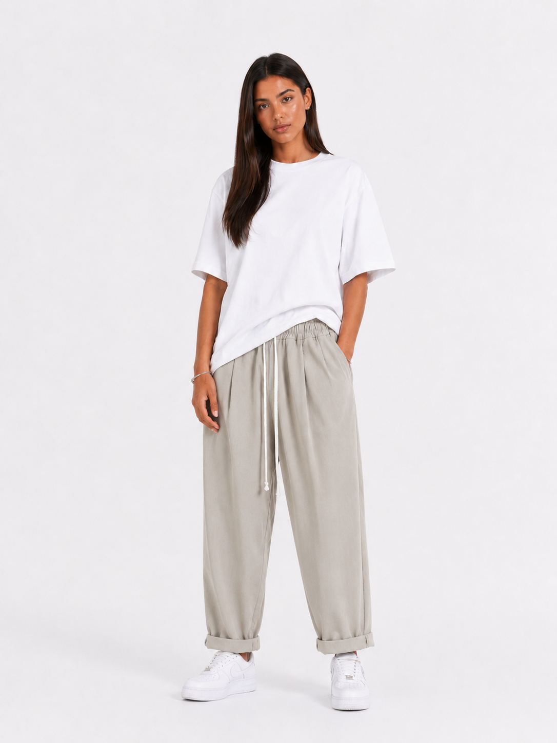 atelier axd femeie pantaloni crem cu siret lung Atelier AXD in tinuta moda urbana cu snur lung vizibil