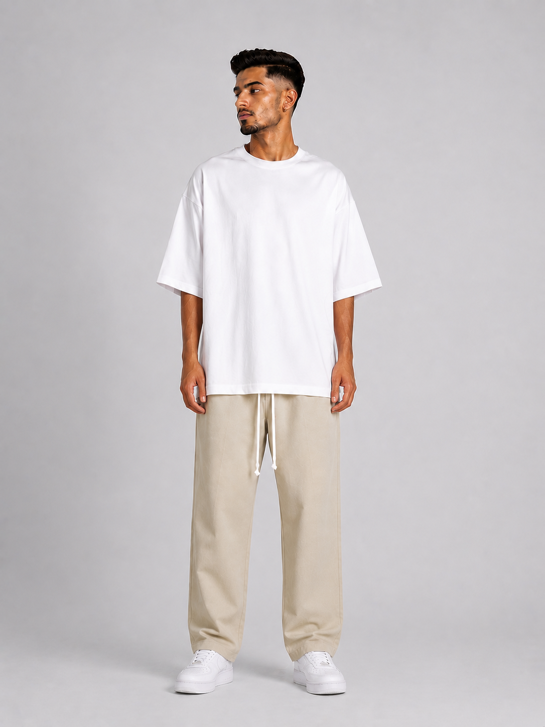 atelier axd model barbat pantaloni crem casual wide snur lung Atelier AXD in tinuta moda urbana cu snur lung vizibil