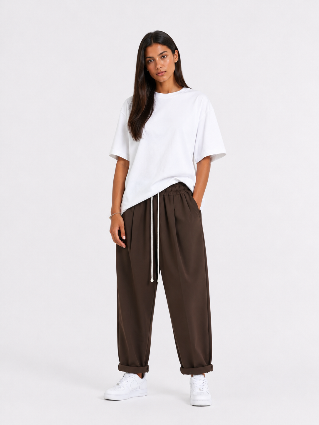 atelier axd outfit dama pantaloni maro snur lung Atelier AXD in tinuta moda urbana cu snur lung vizibil
