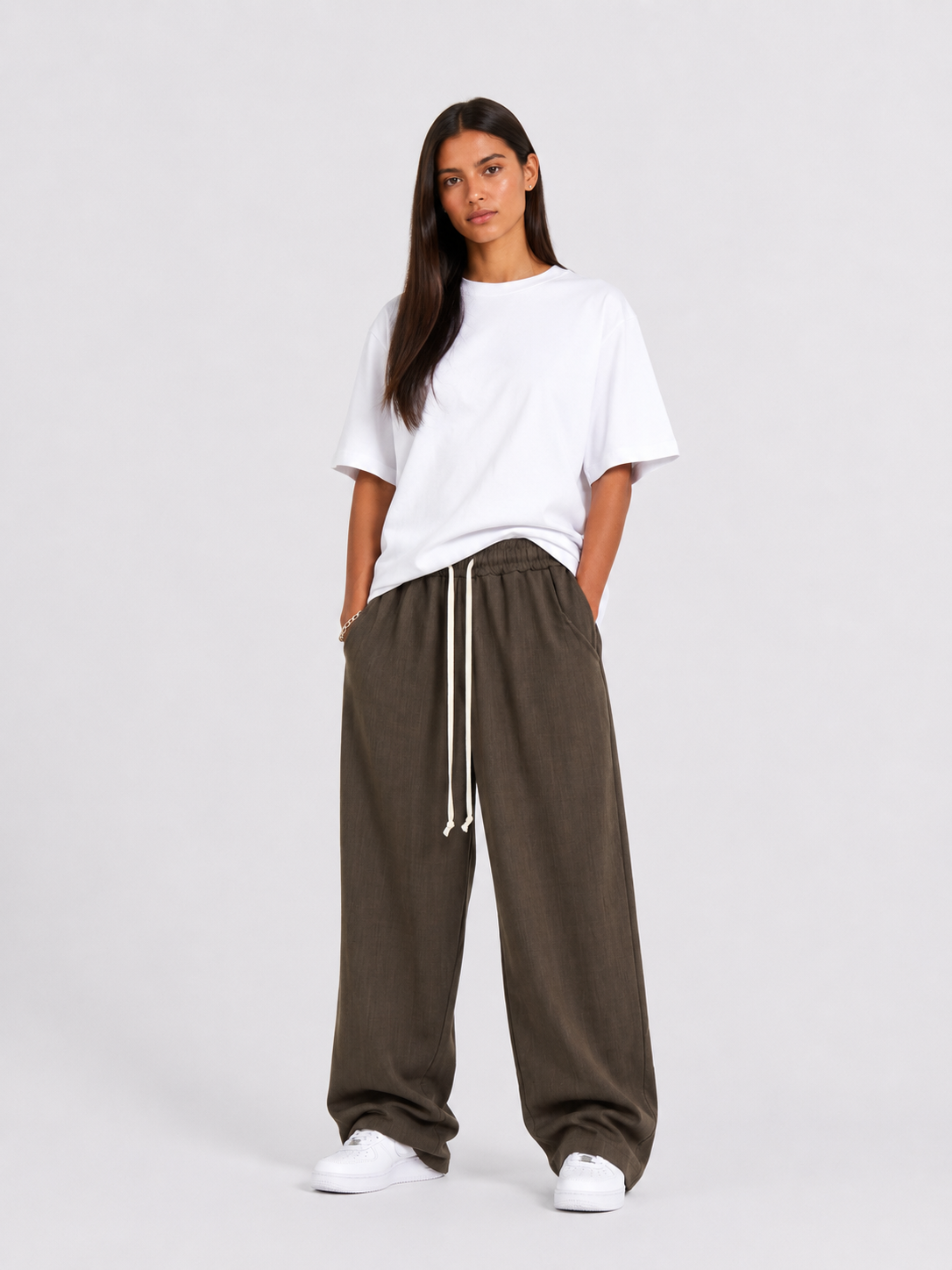 atelier axd outfit masculin pantaloni wide leg maro Atelier AXD in tinuta moda urbana cu snur lung vizibil