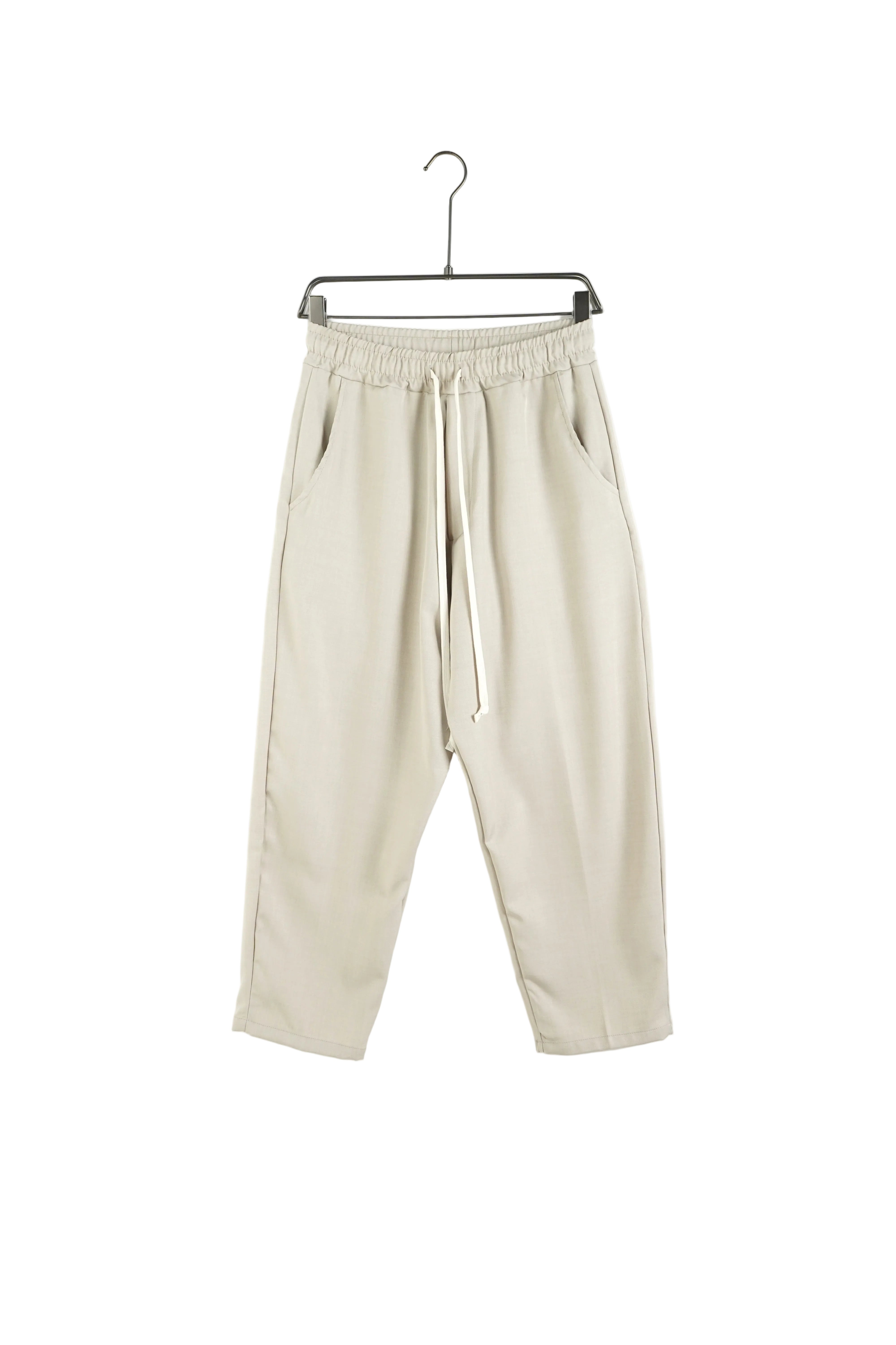 atelier axd pantaloni barbati bej siret lung wide Atelier AXD in tinuta moda urbana cu snur lung vizibil