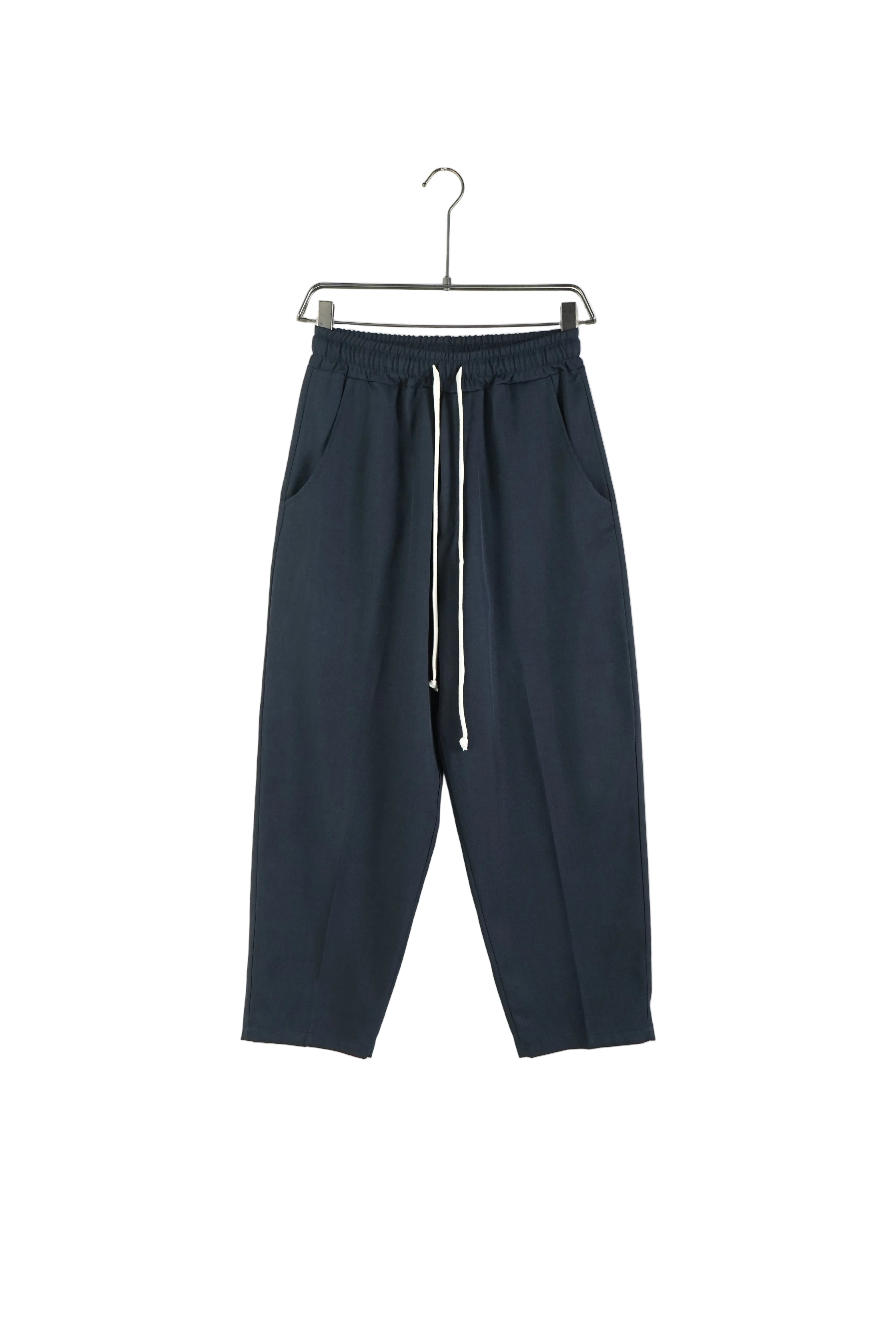 atelier axd pantaloni barbati bleumarin siret lung Atelier AXD in tinuta moda urbana cu snur lung vizibil