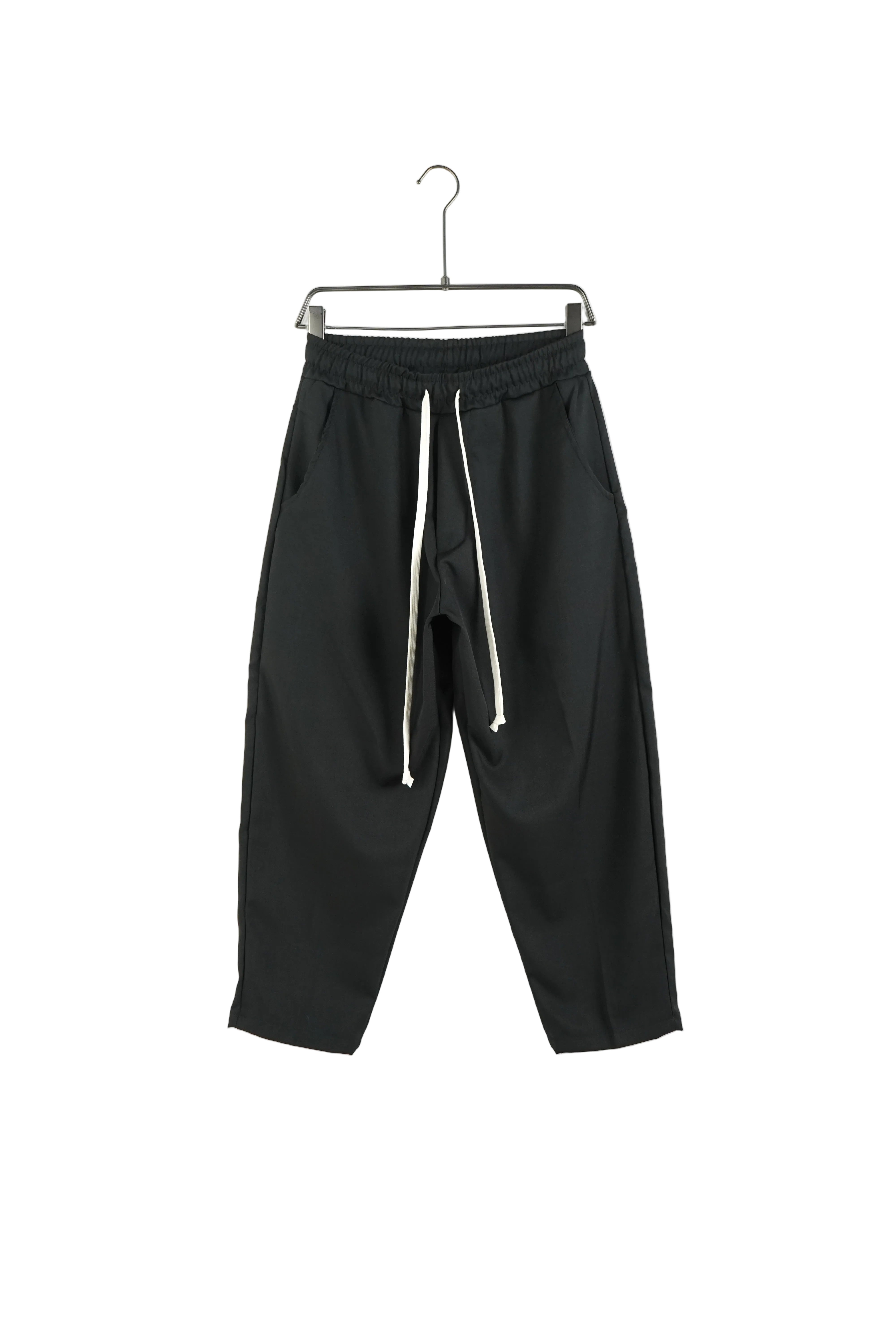 atelier axd pantaloni barbati negri snur lung Atelier AXD in tinuta moda urbana cu snur lung vizibil