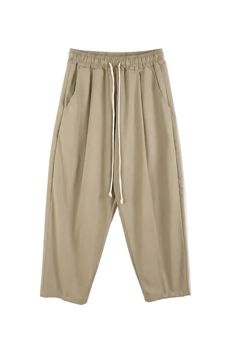 atelier axd pantaloni bej lejeri snur lung talie elastica Atelier AXD in tinuta moda urbana cu snur lung vizibil