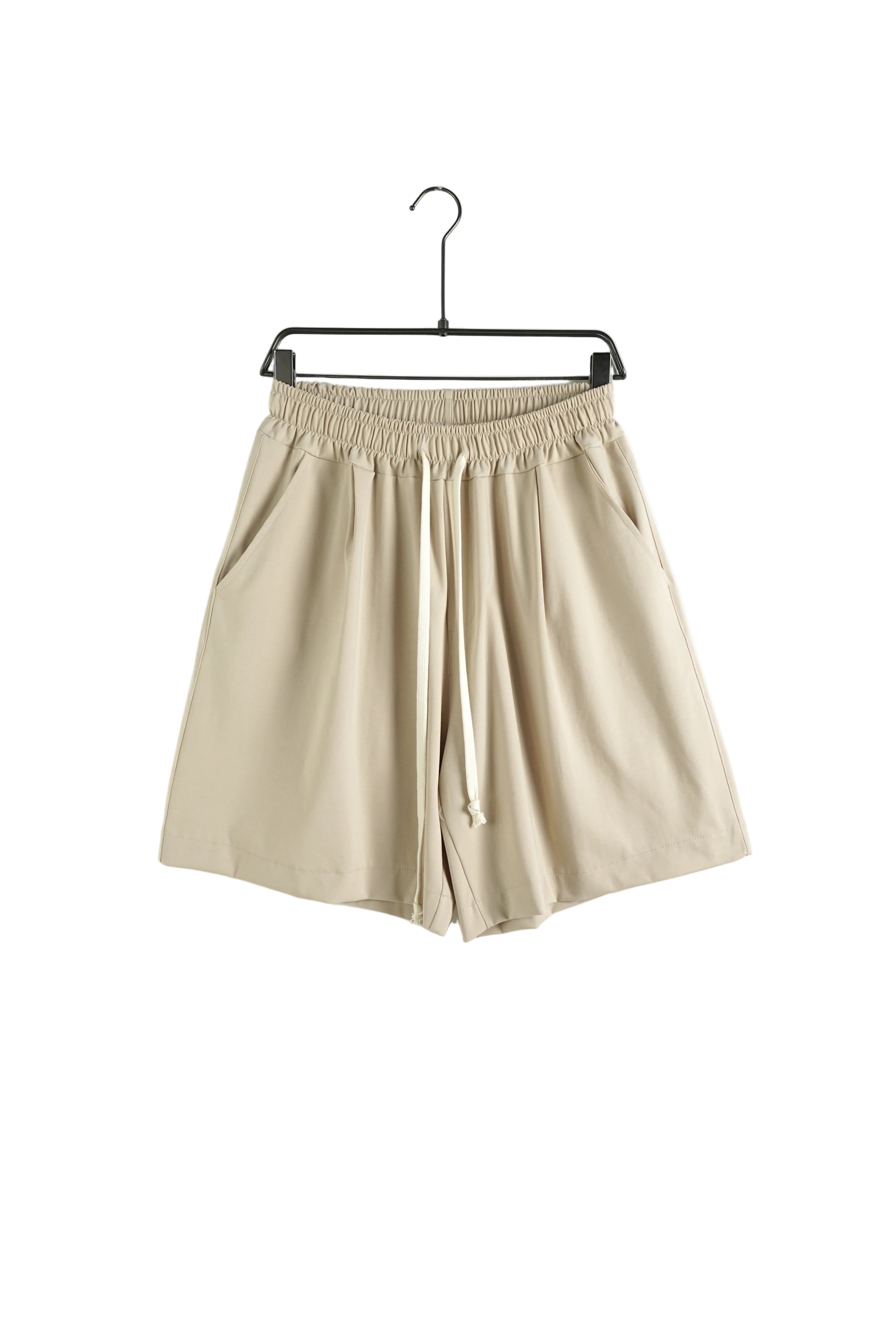 atelier axd pantaloni crem ivory detaliu snur lung Atelier AXD in tinuta moda urbana cu snur lung vizibil