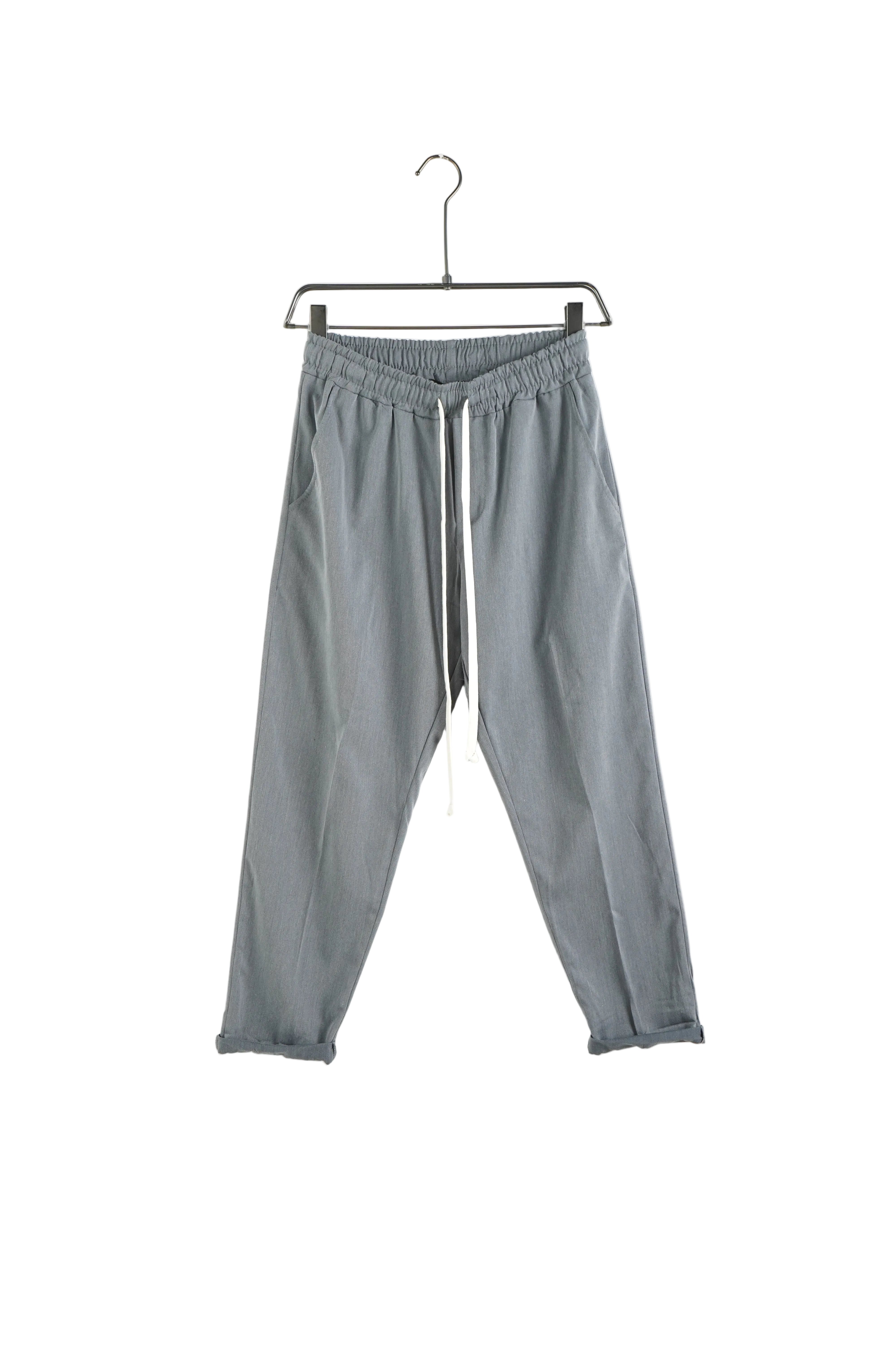 atelier axd pantaloni gri inchis slim fit cu snur 2 Atelier AXD in tinuta moda urbana cu snur lung vizibil