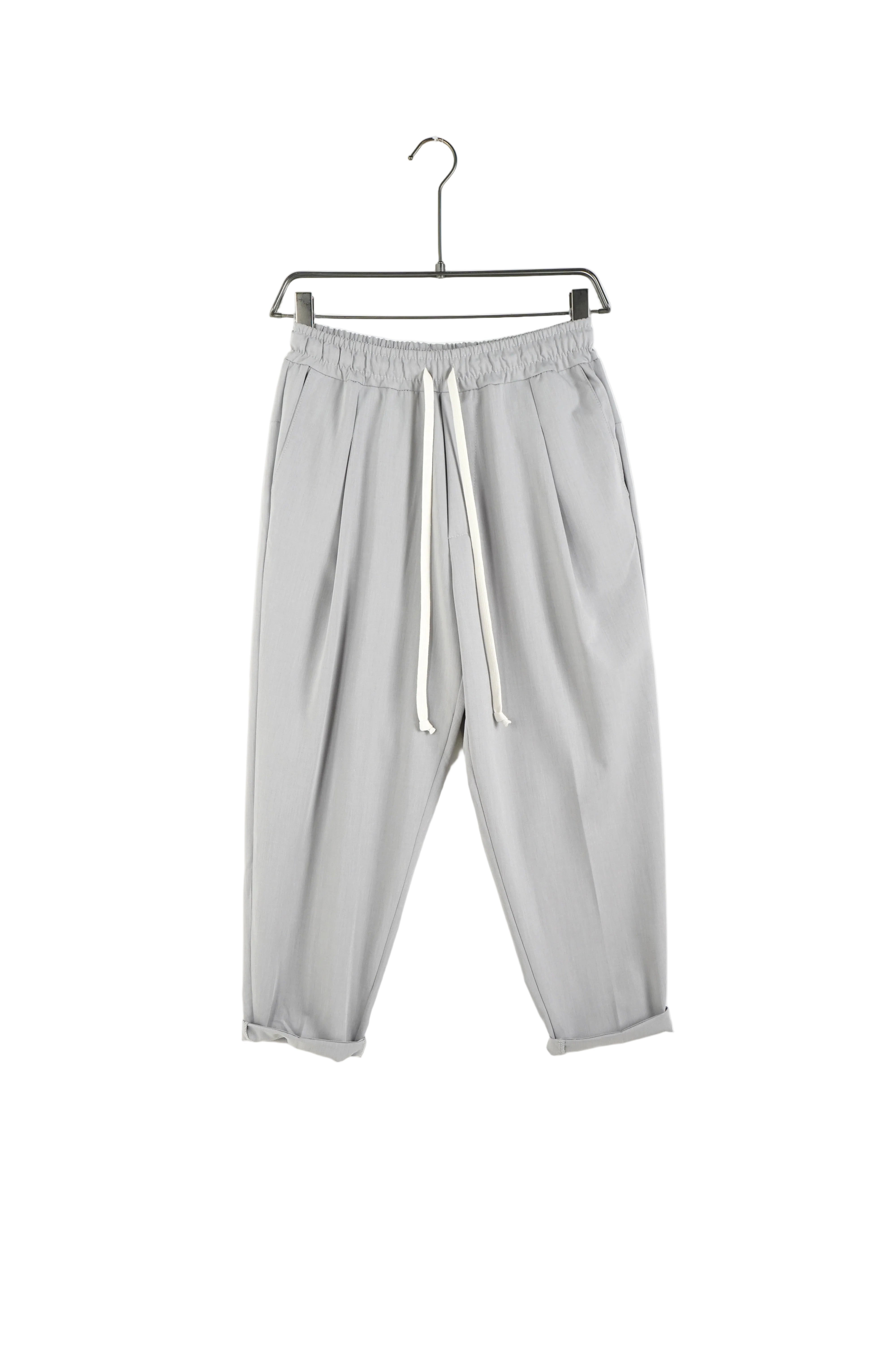 atelier axd pantaloni gri slim snur lung atelieraxd Atelier AXD in tinuta moda urbana cu snur lung vizibil