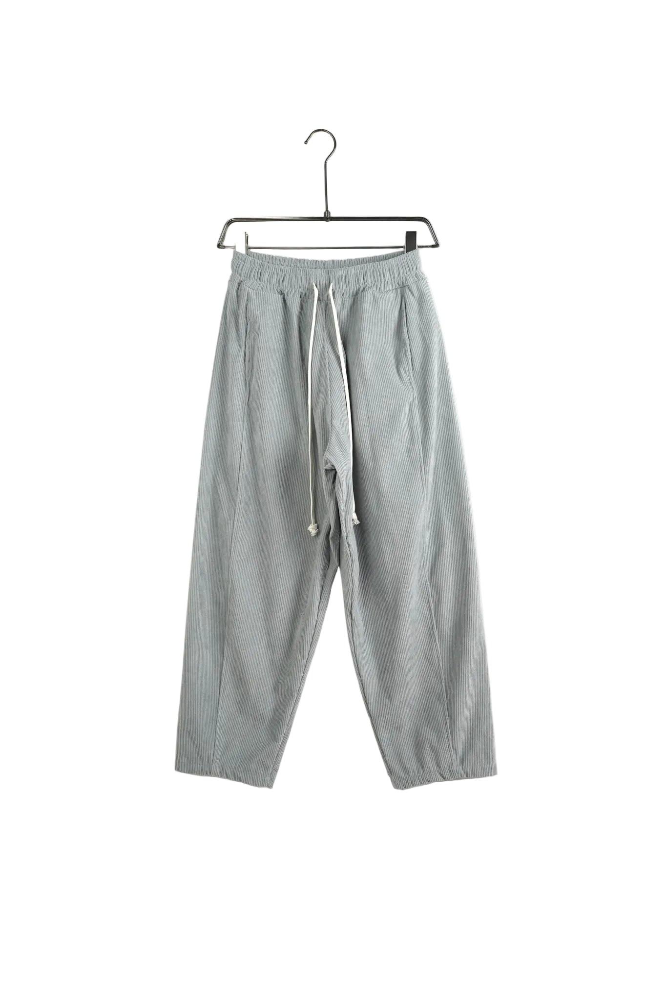 atelier axd pantaloni largi barbati gri deschis dungi snur lung Atelier AXD in tinuta moda urbana cu snur lung vizibil