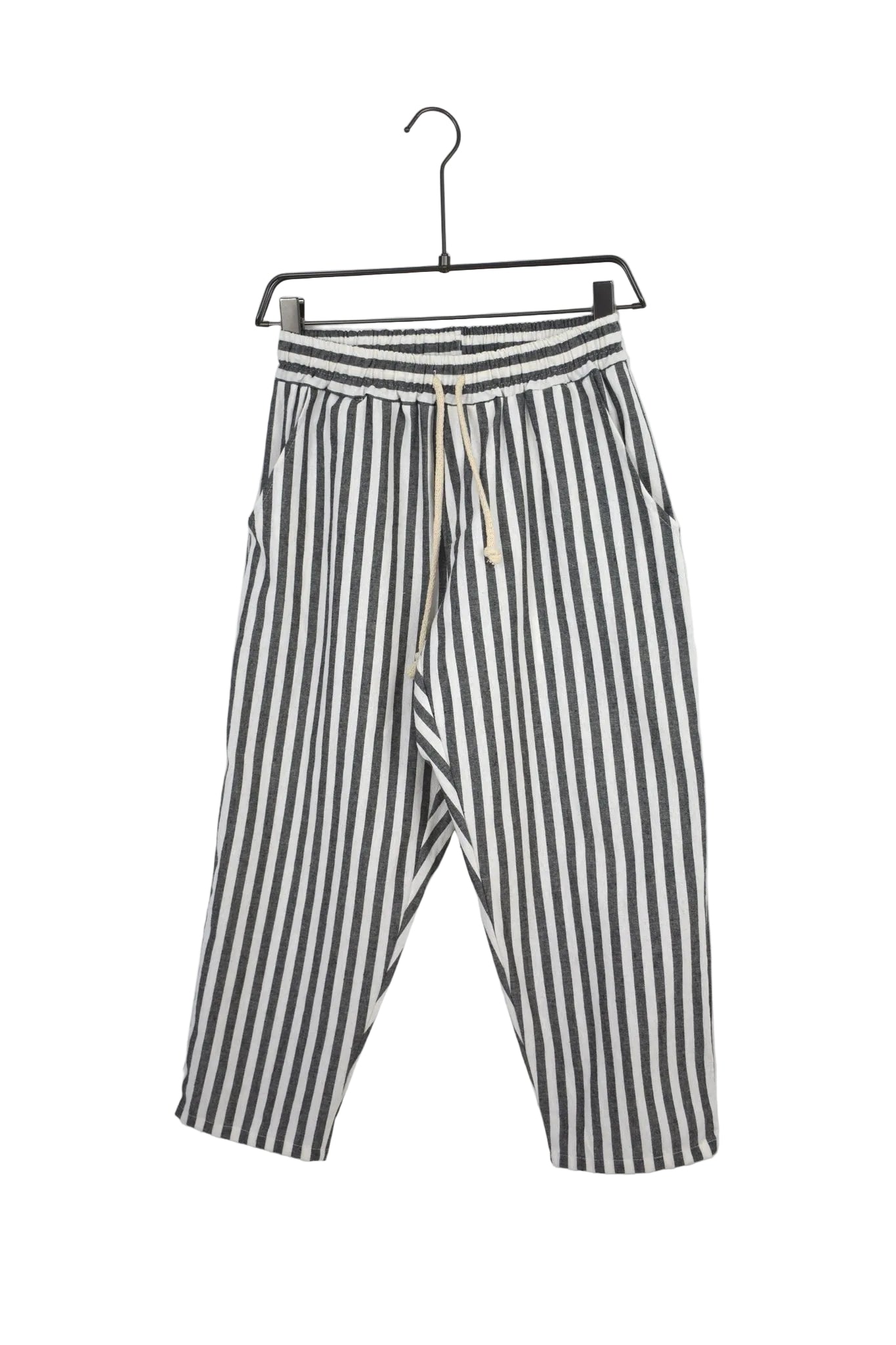 atelier axd pantaloni lungi barbati dungi gri Atelier AXD in tinuta moda urbana cu snur lung vizibil
