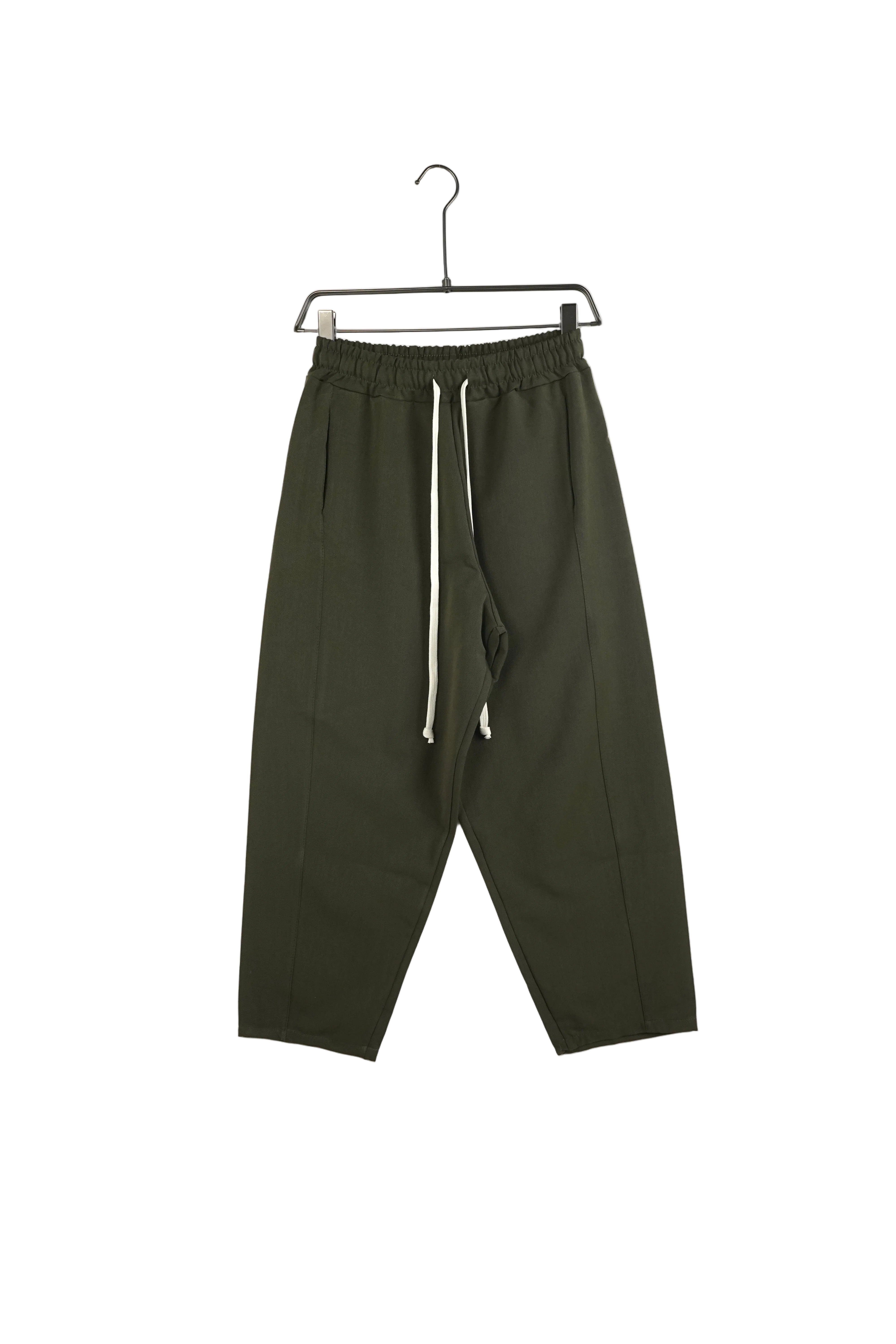 atelier axd pantaloni lungi verzi largi snur siret lung Atelier AXD in tinuta moda urbana cu snur lung vizibil
