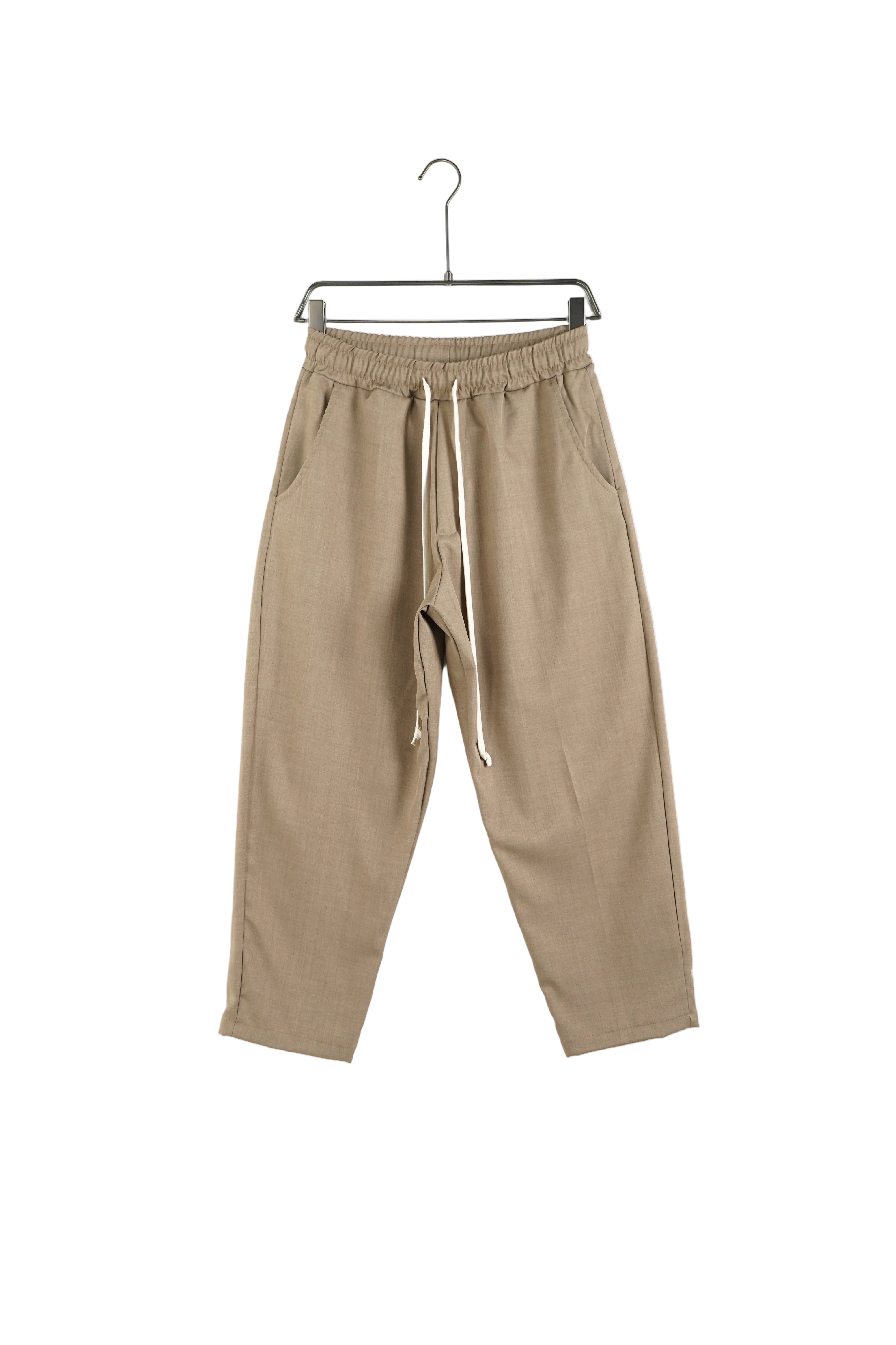 atelier axd pantaloni maro deschis barbati snur lung Atelier AXD in tinuta moda urbana cu snur lung vizibil
