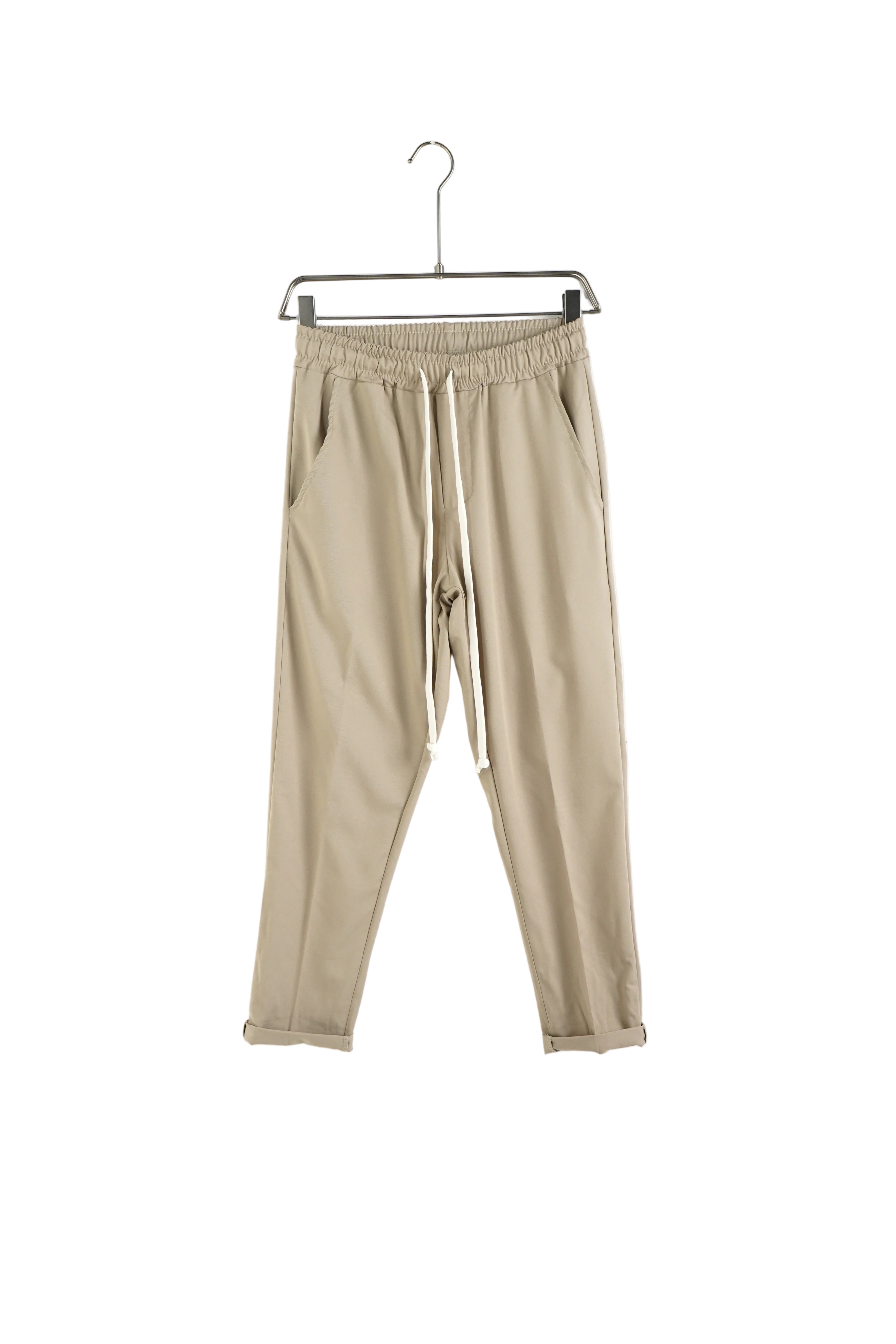 atelier axd pantaloni maro deschis slim fit cu snur 2 Atelier AXD in tinuta moda urbana cu snur lung vizibil