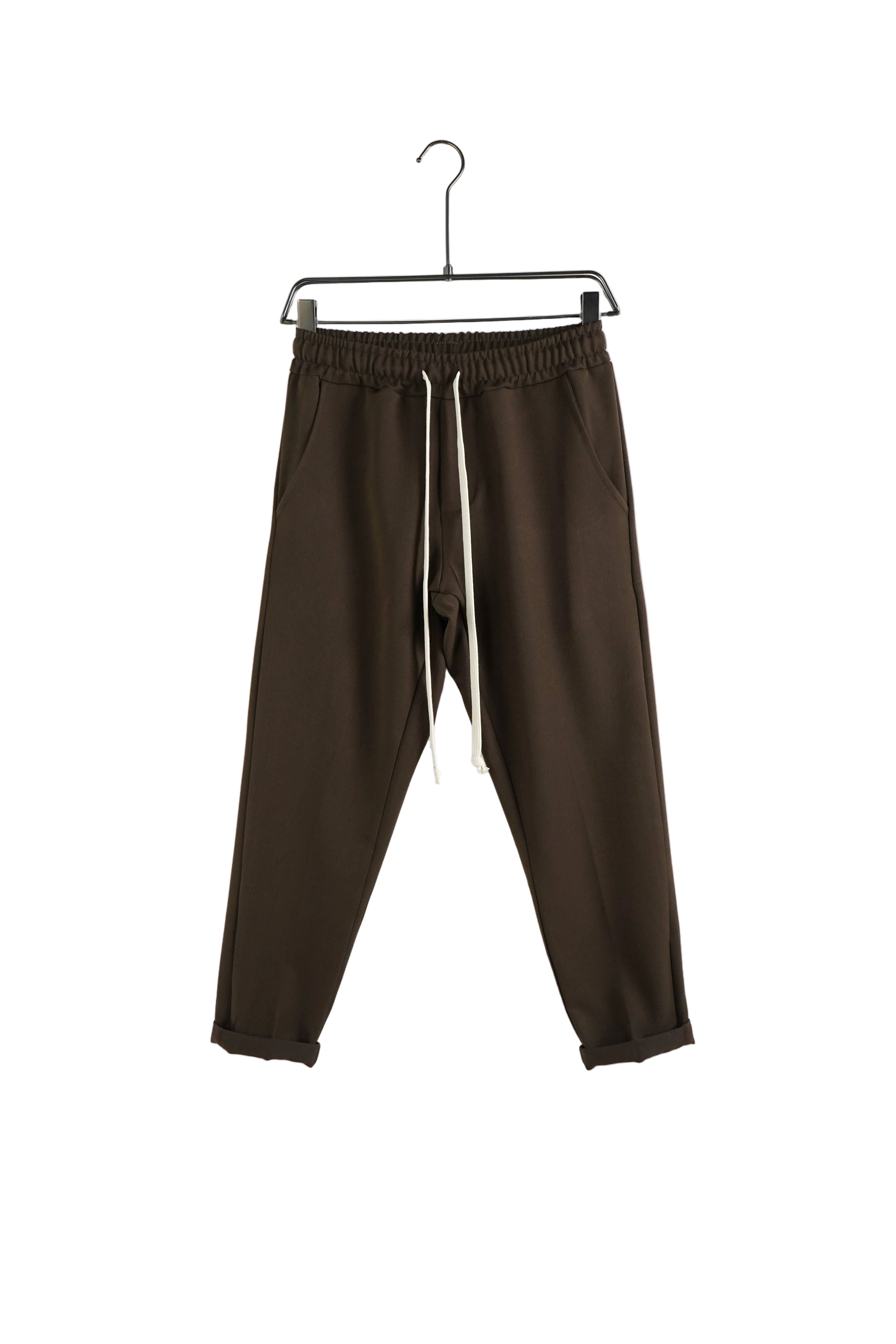 atelier axd pantaloni maro slim fit cu snur Atelier AXD in tinuta moda urbana cu snur lung vizibil
