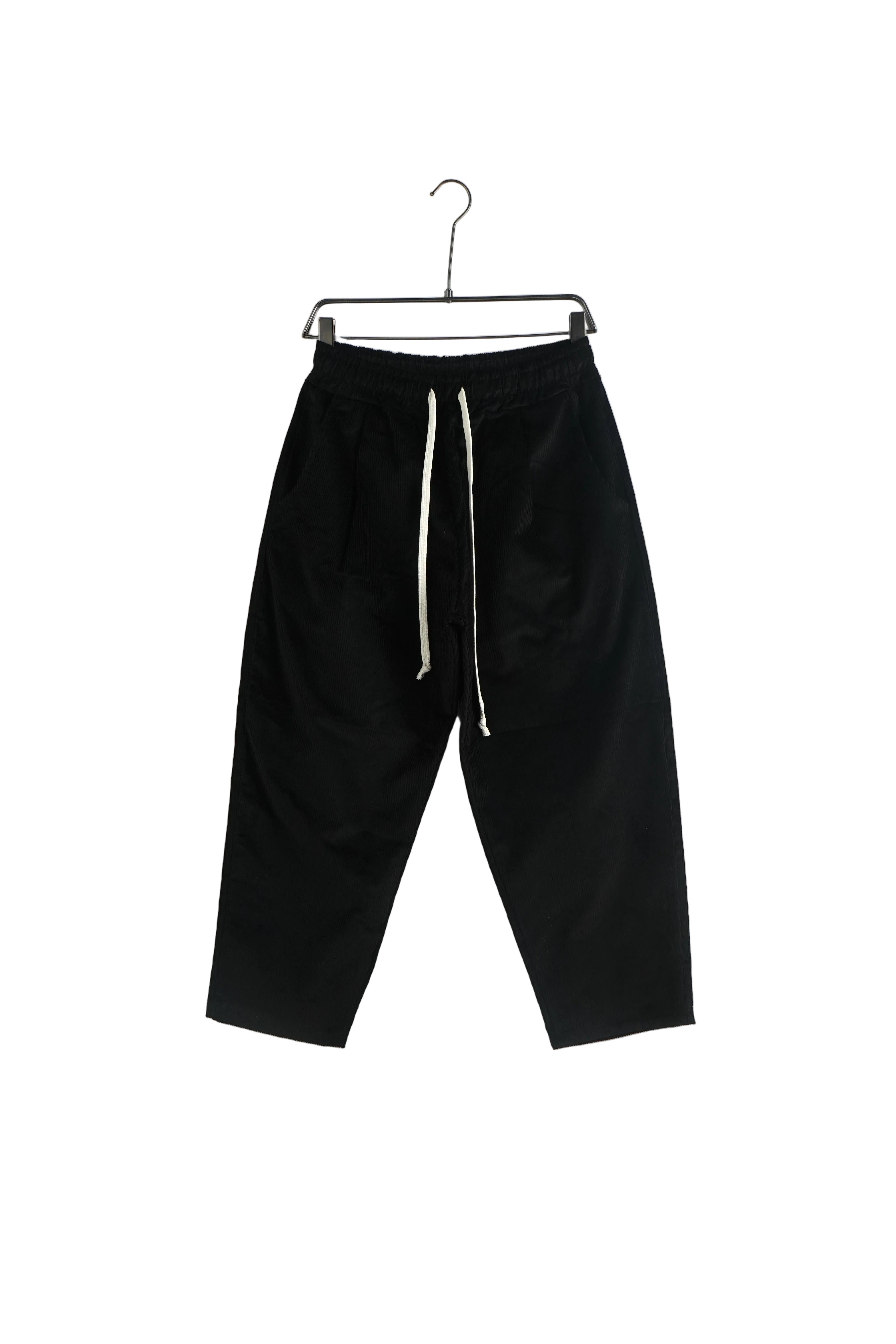 atelier axd pantaloni negri raiati siret lung barbati Atelier AXD in tinuta moda urbana cu snur lung vizibil