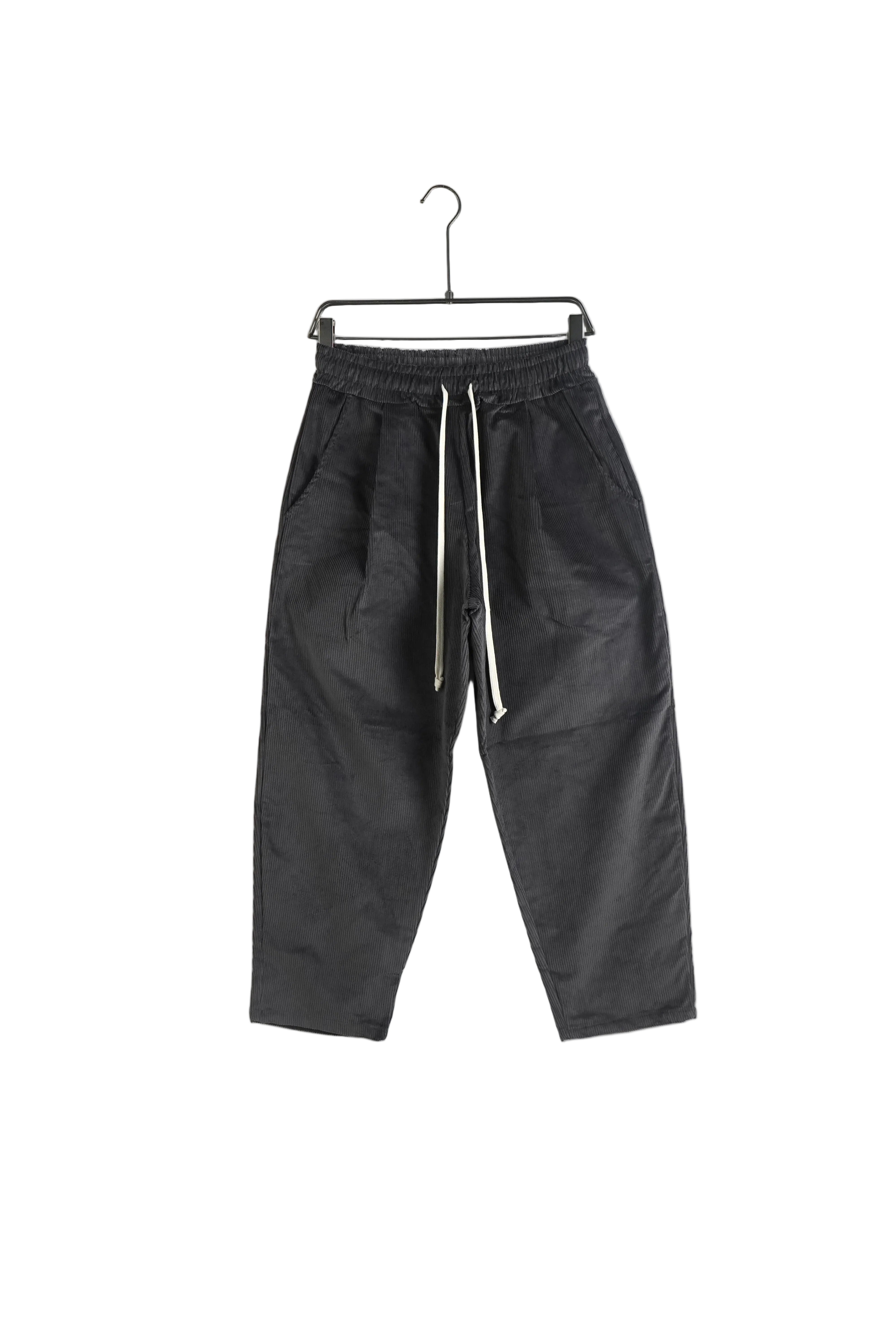 atelier axd pantaloni raiati gri inchis snur lung Atelier AXD in tinuta moda urbana cu snur lung vizibil