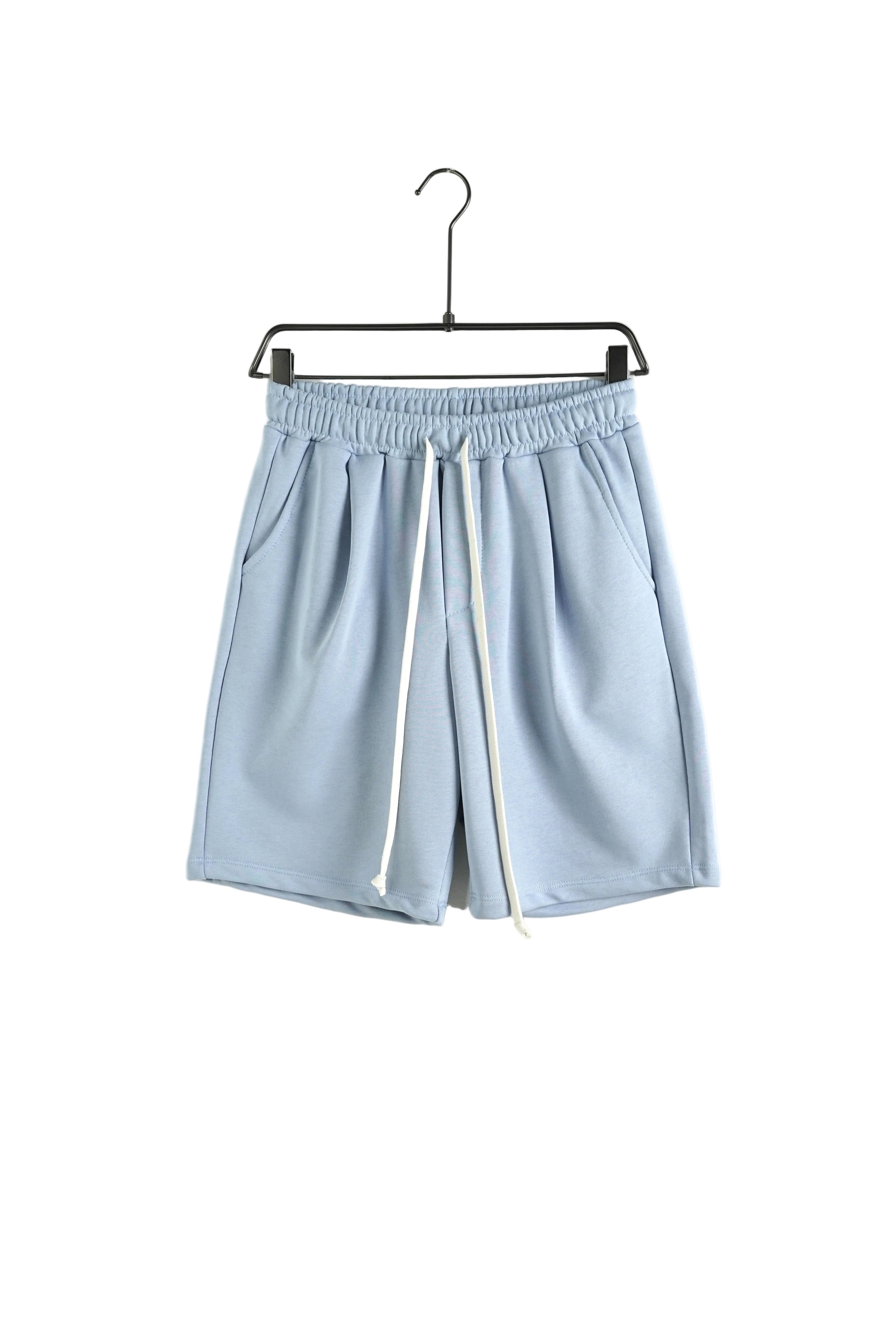 atelier axd pantaloni scurti albastru deschis cu snur lung Atelier AXD in tinuta moda urbana cu snur lung vizibil