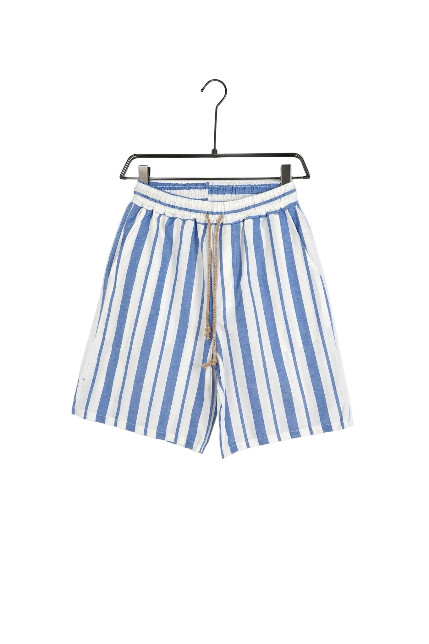 atelier axd pantaloni scurti albi dungi bleumarin siret maro Atelier AXD in tinuta moda urbana cu snur lung vizibil