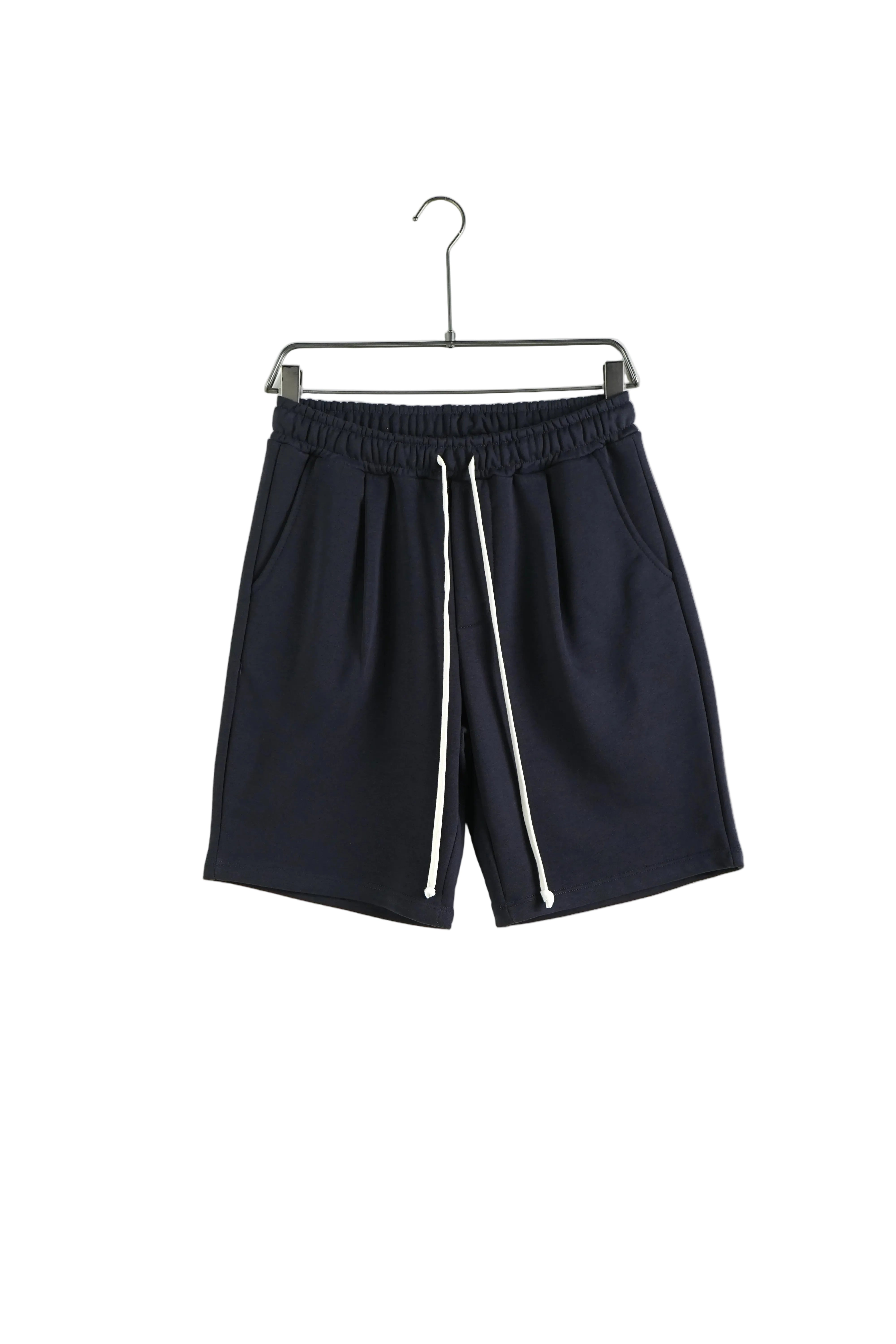 atelier axd pantaloni scurti barbati bleumarin snur lung Atelier AXD in tinuta moda urbana cu snur lung vizibil