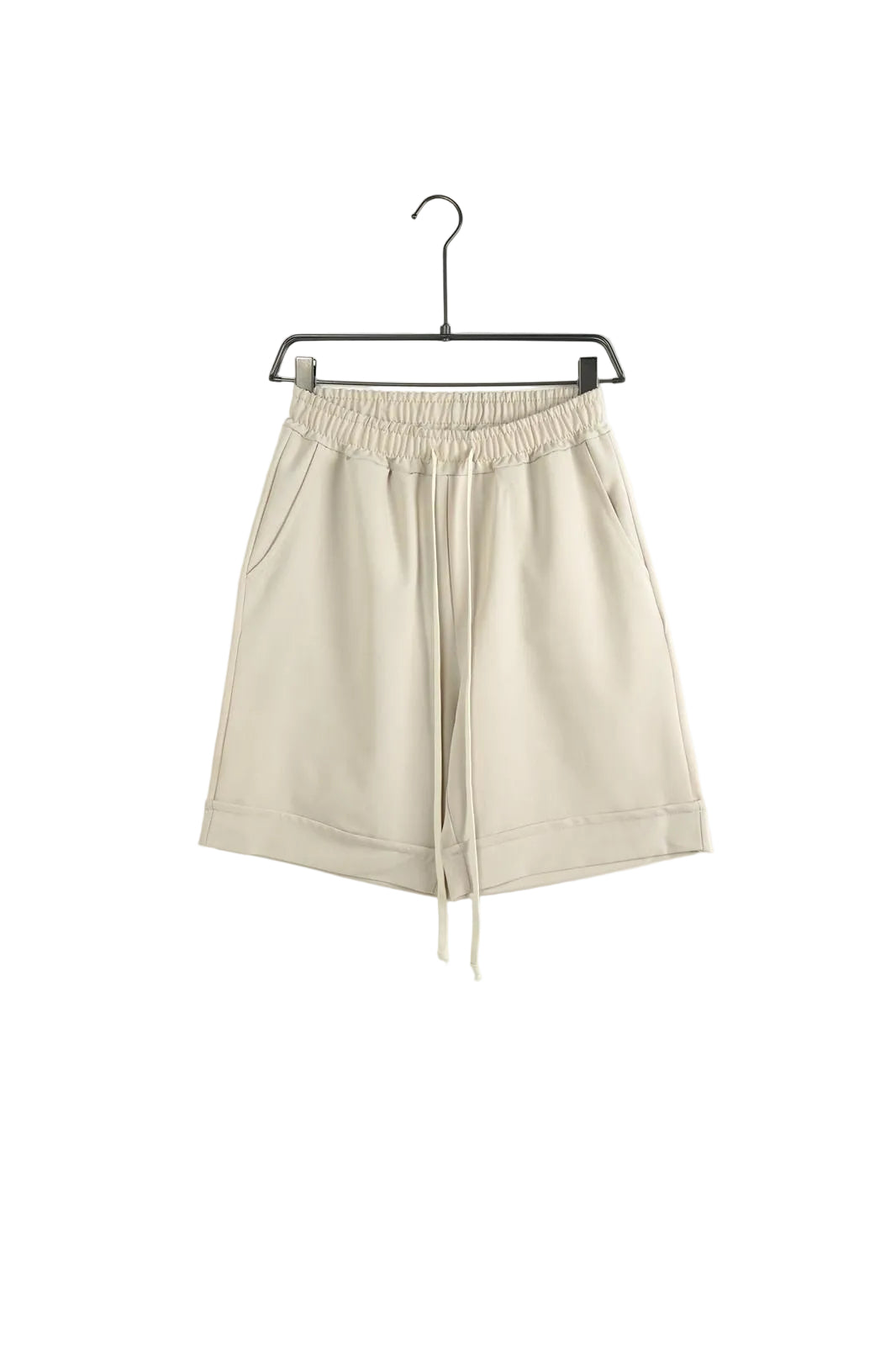 atelier axd pantaloni scurti barbati crem siret lung Atelier AXD in tinuta moda urbana cu snur lung vizibil