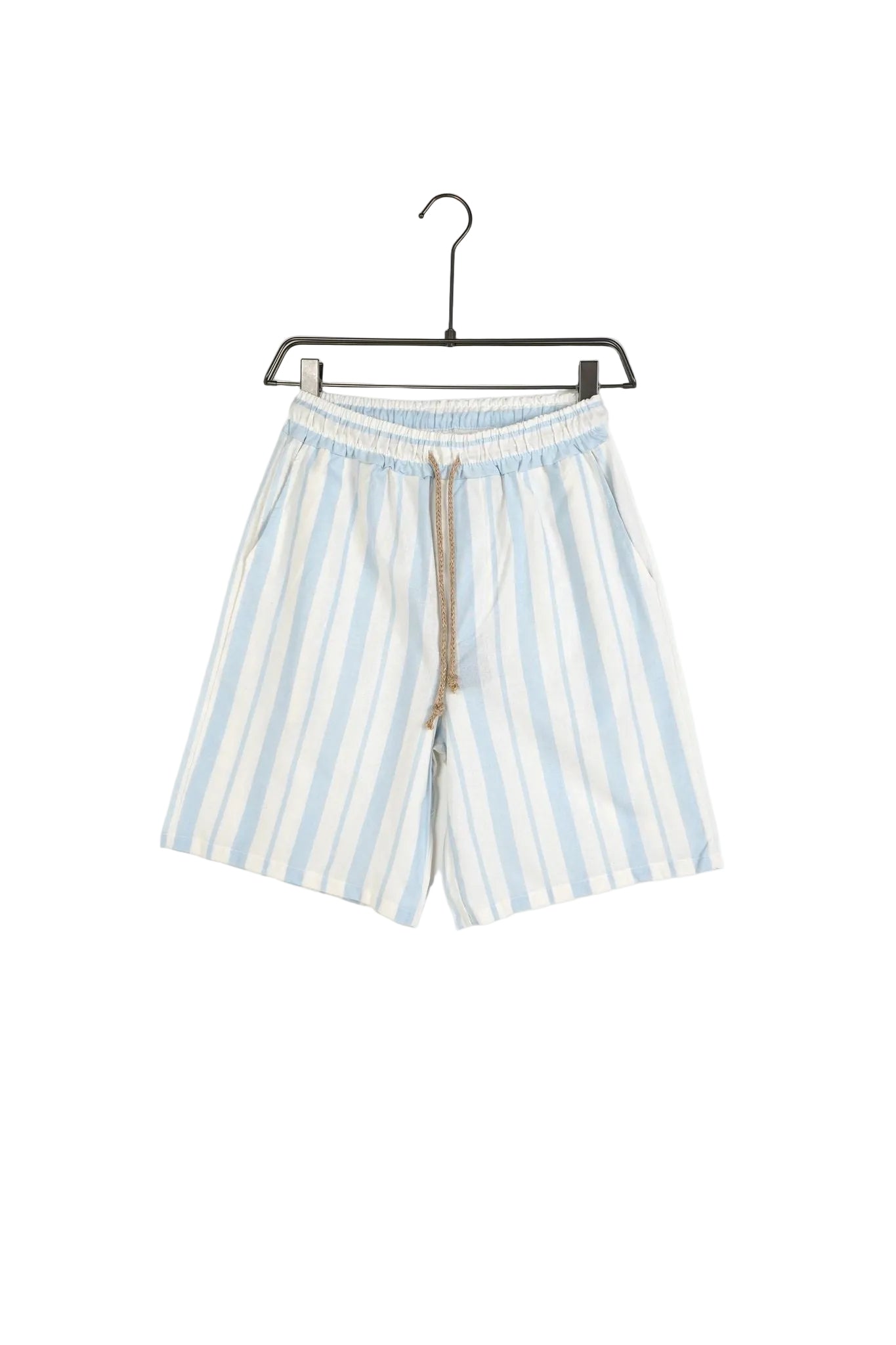 atelier axd pantaloni scurti barbati dungi bleu snur siret lung Atelier AXD in tinuta moda urbana cu snur lung vizibil