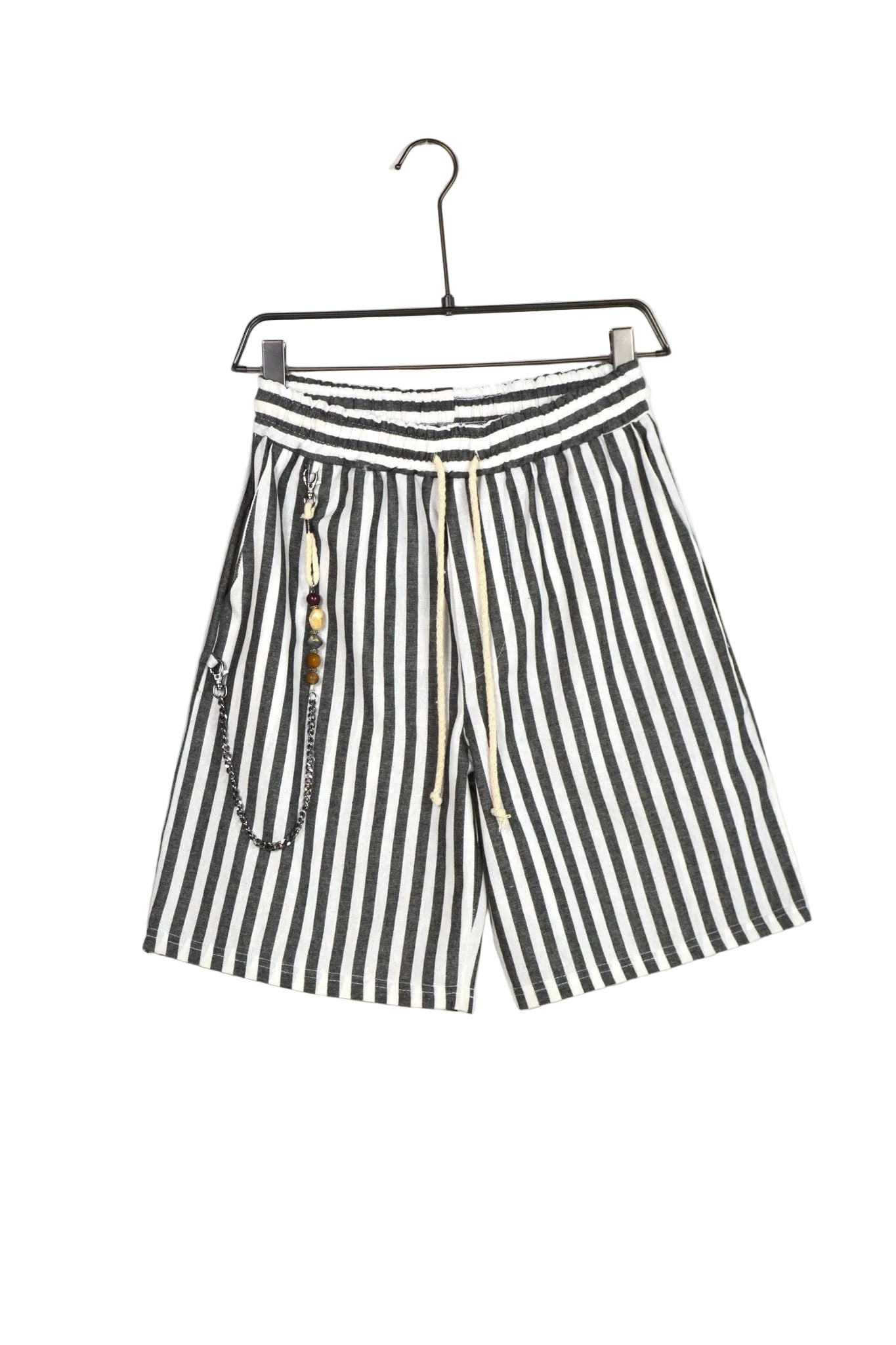 atelier axd pantaloni scurti barbati dungi gri siret maro margele Atelier AXD in tinuta moda urbana cu snur lung vizibil