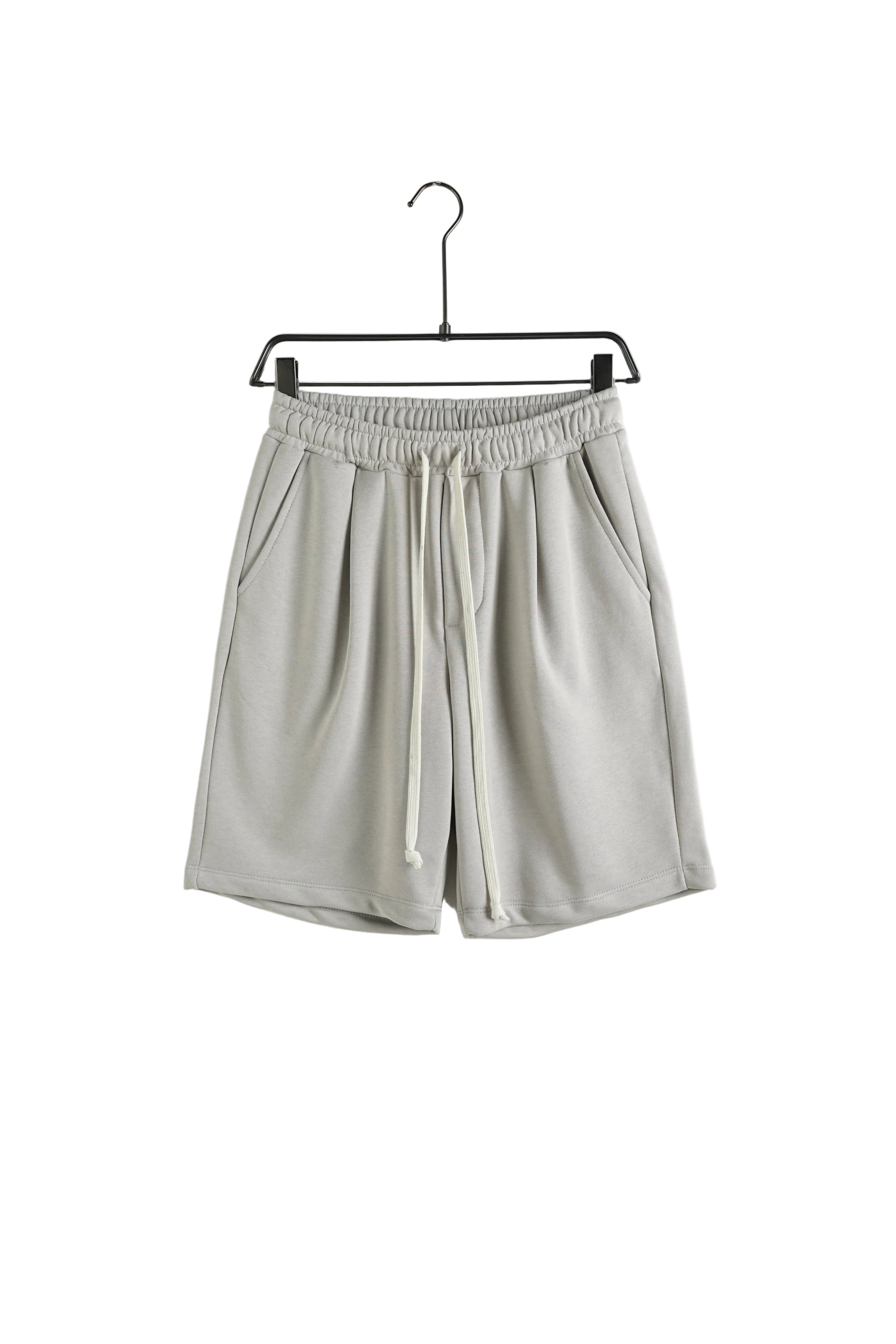 atelier axd pantaloni scurti barbati gri deschis snur lung ajustabi Atelier AXD in tinuta moda urbana cu snur lung vizibil