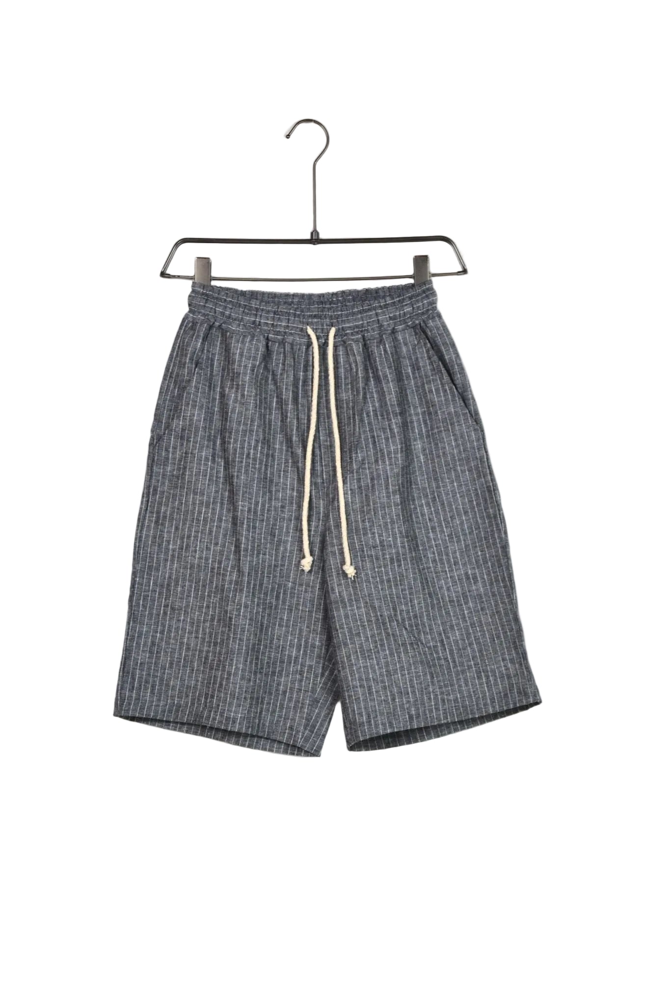 atelier axd pantaloni scurti barbati gri dungi siret lung Atelier AXD in tinuta moda urbana cu snur lung vizibil