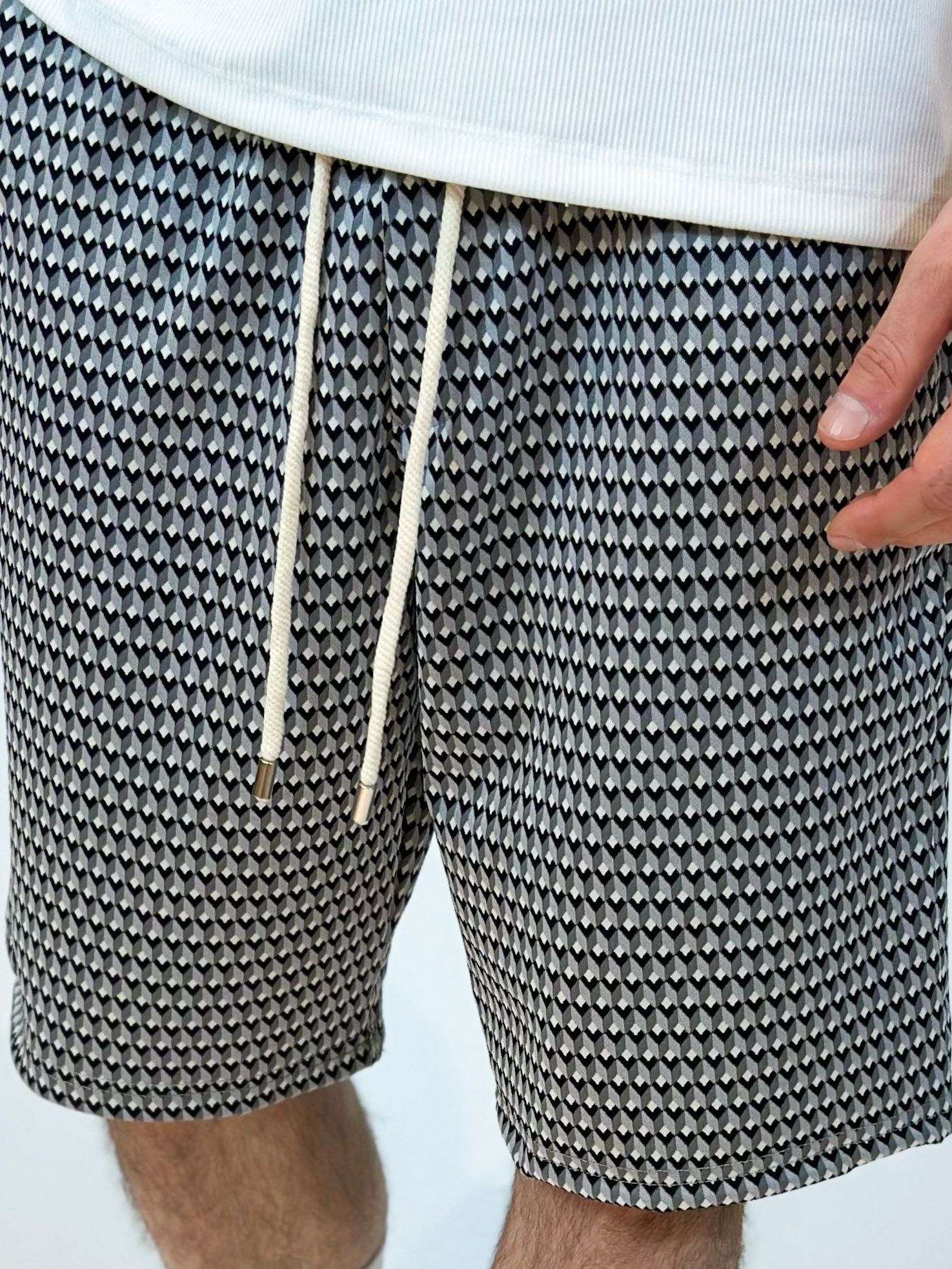 atelier axd pantaloni scurti barbati gri imprimeu romburi snur lung Atelier AXD in tinuta moda urbana cu snur lung vizibil