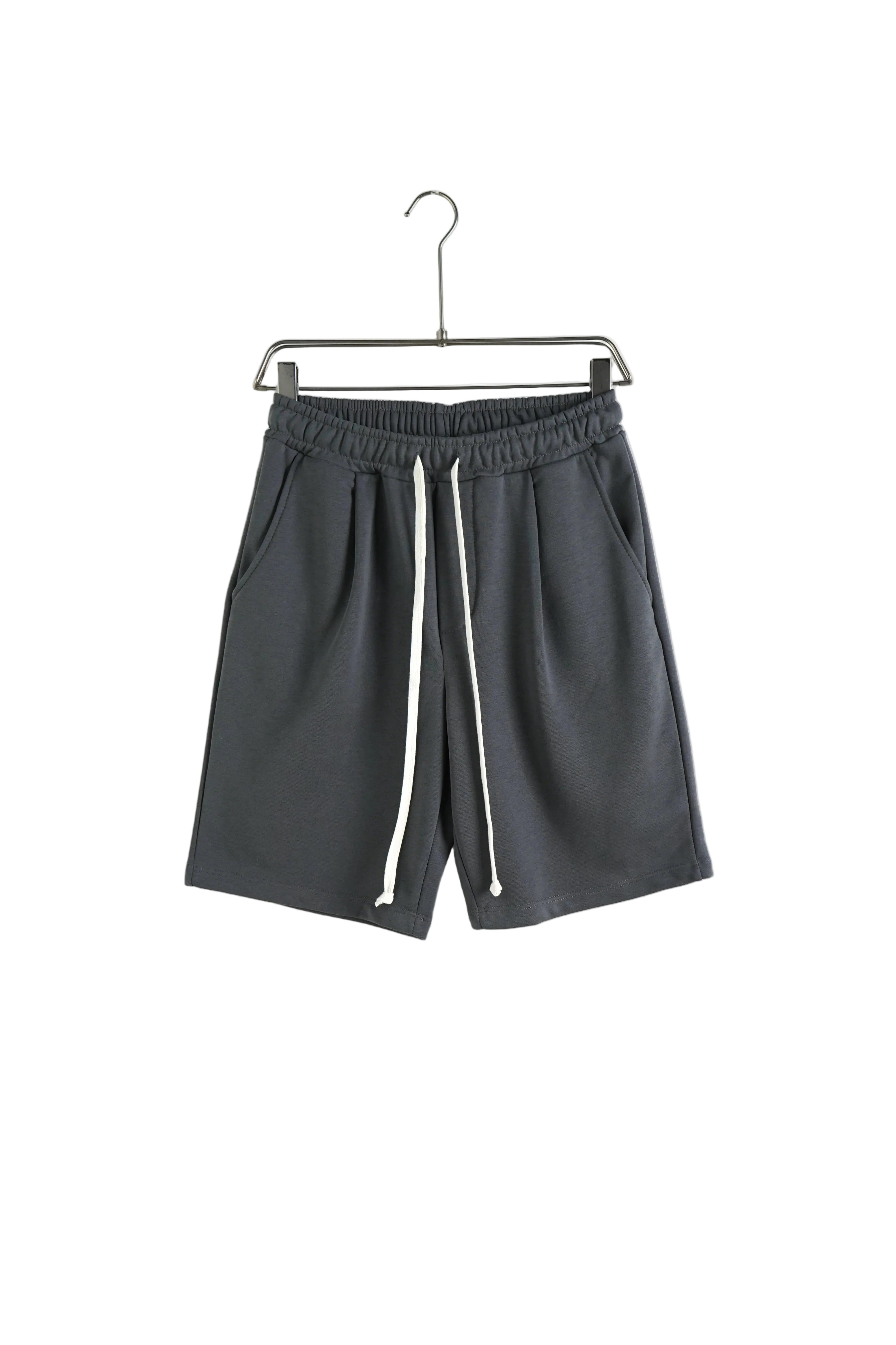 atelier axd pantaloni scurti barbati gri inchis snur lung Atelier AXD in tinuta moda urbana cu snur lung vizibil