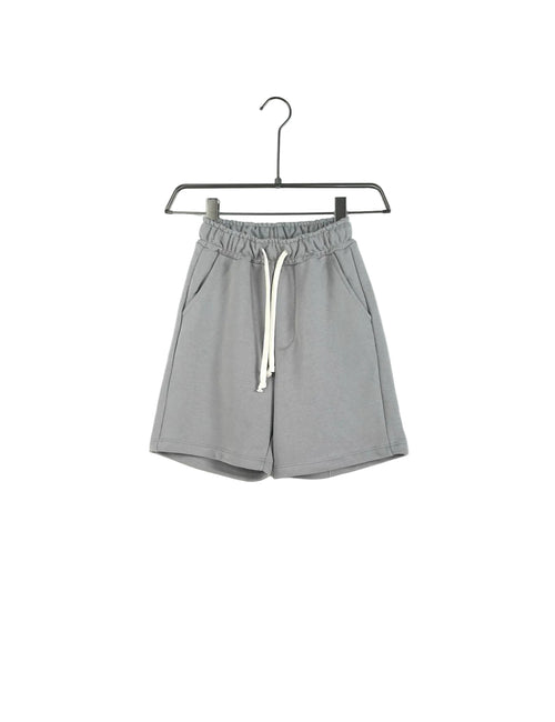atelier axd pantaloni scurti copii gri bumbac trening 500x650 crop center Atelier AXD in tinuta moda urbana cu snur lung vizibil